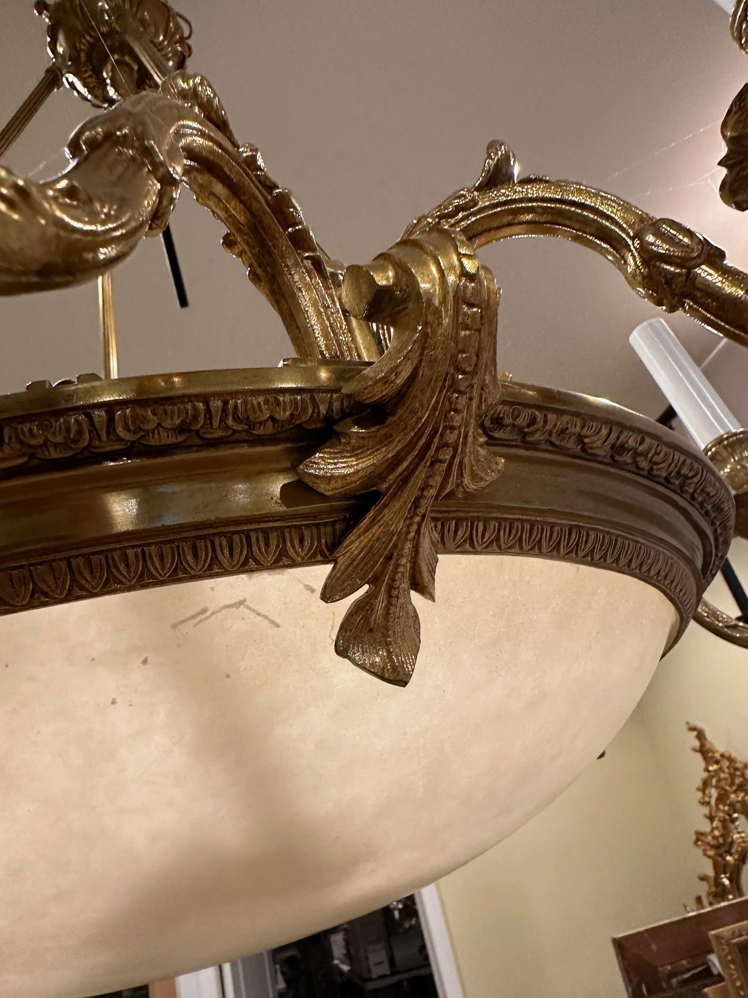 Ottone Bellissimo lampadario in ottone spagnolo e vetro smerigliato a cupola con 8 bracci in vendita