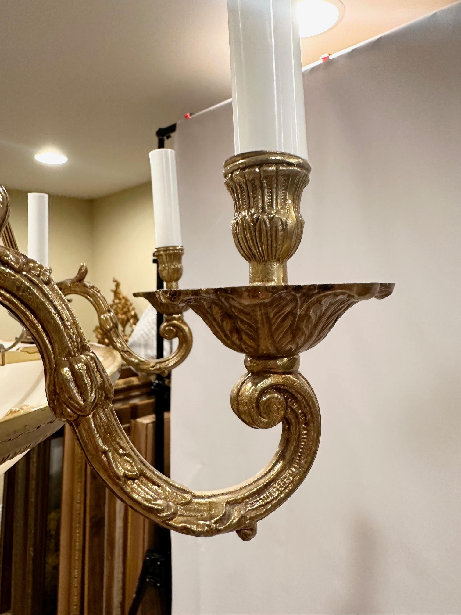 Bellissimo lampadario in ottone spagnolo e vetro smerigliato a cupola con 8 bracci in vendita 1