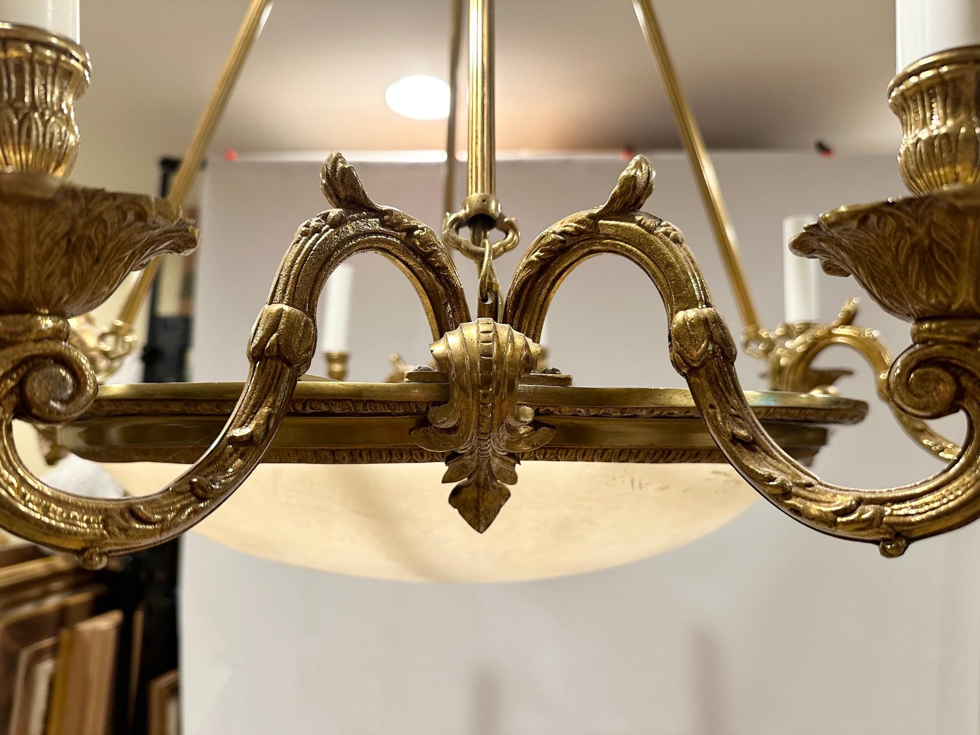Bellissimo lampadario in ottone spagnolo e vetro smerigliato a cupola con 8 bracci in vendita 2
