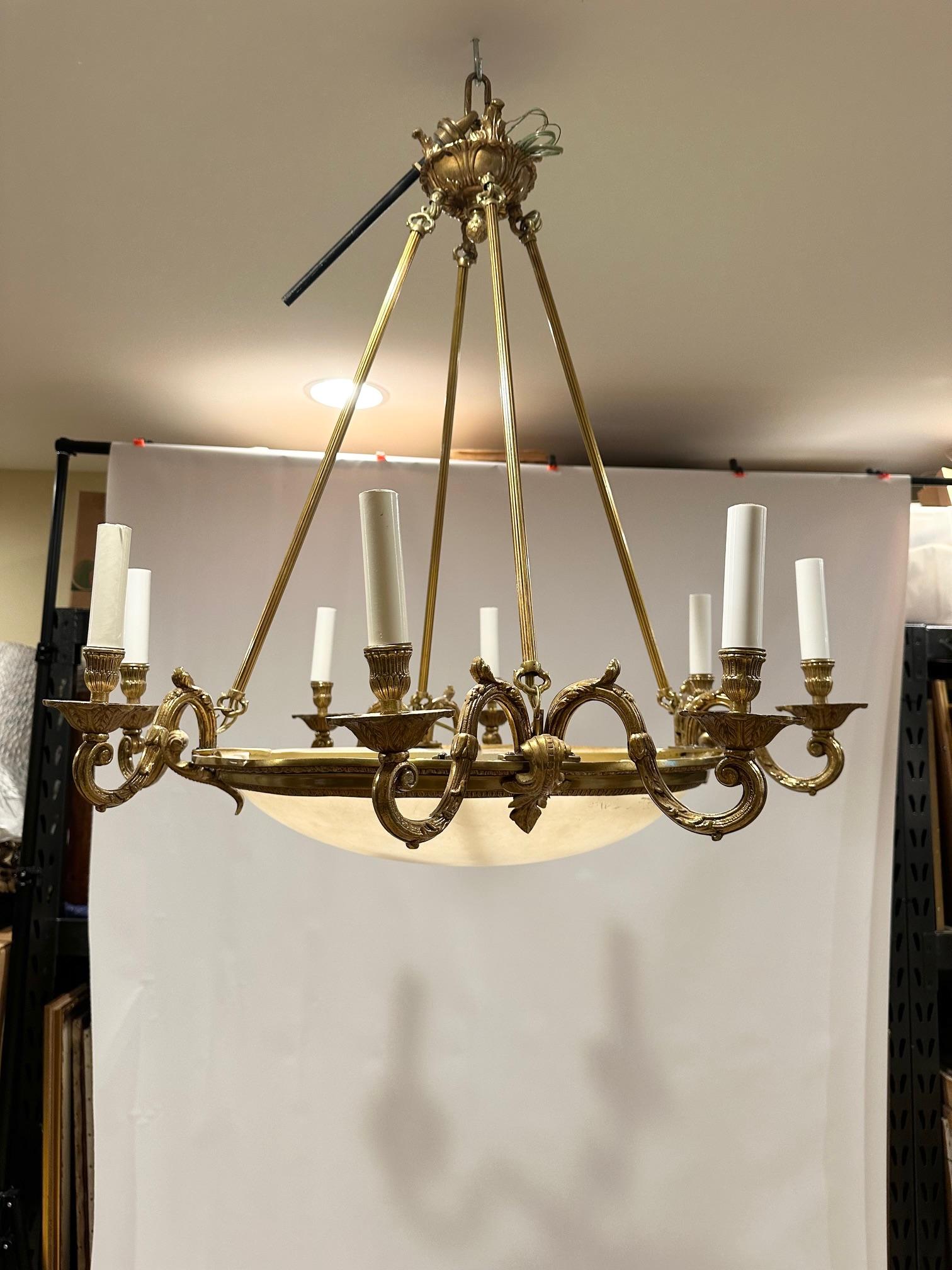 Bellissimo lampadario in ottone spagnolo e vetro smerigliato a cupola con 8 bracci in vendita 3