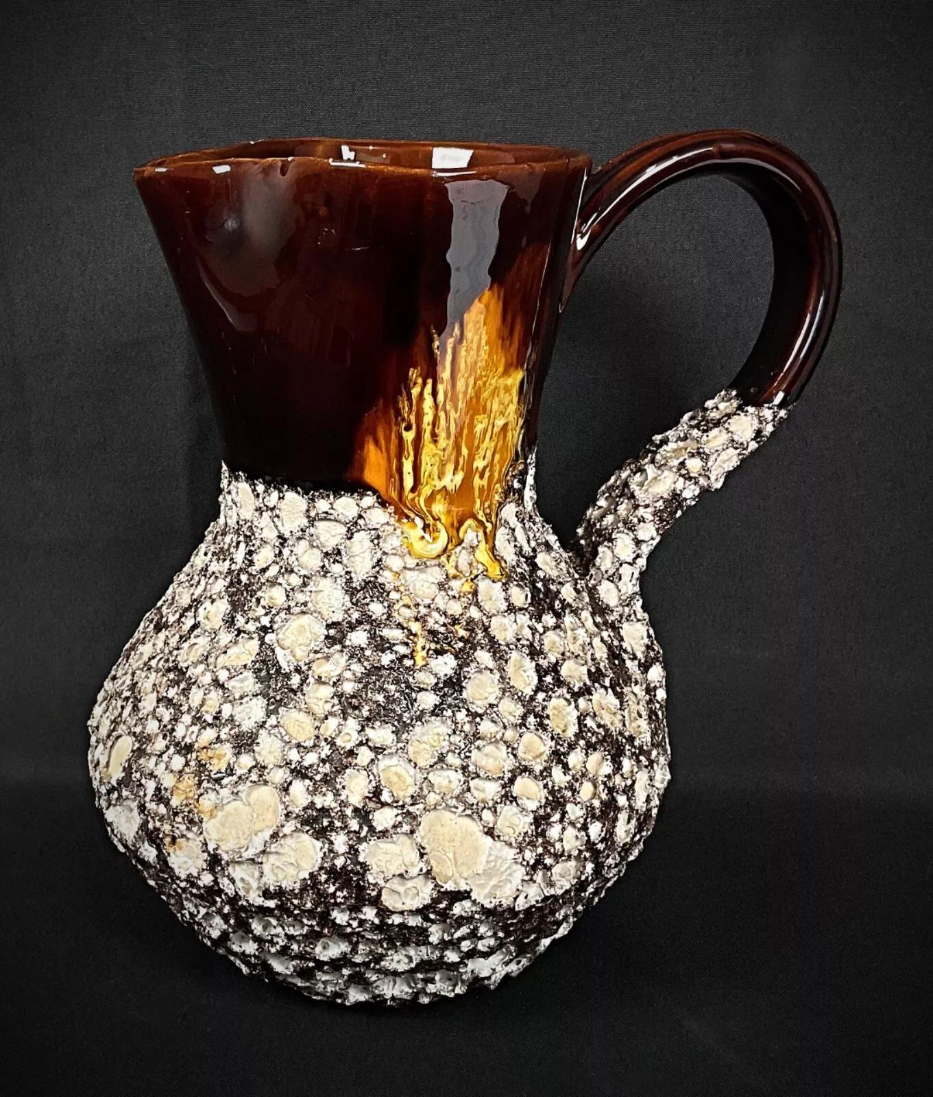 Dieser elegante Keramikkrug im ikonischen, gesprenkelten Vallauris-Stil bringt einen Hauch von Vintage-Kunst in jede Umgebung. Sein einzigartiges Muster und seine organische Form machen ihn sowohl zu einem funktionalen Stück als auch zu einem
