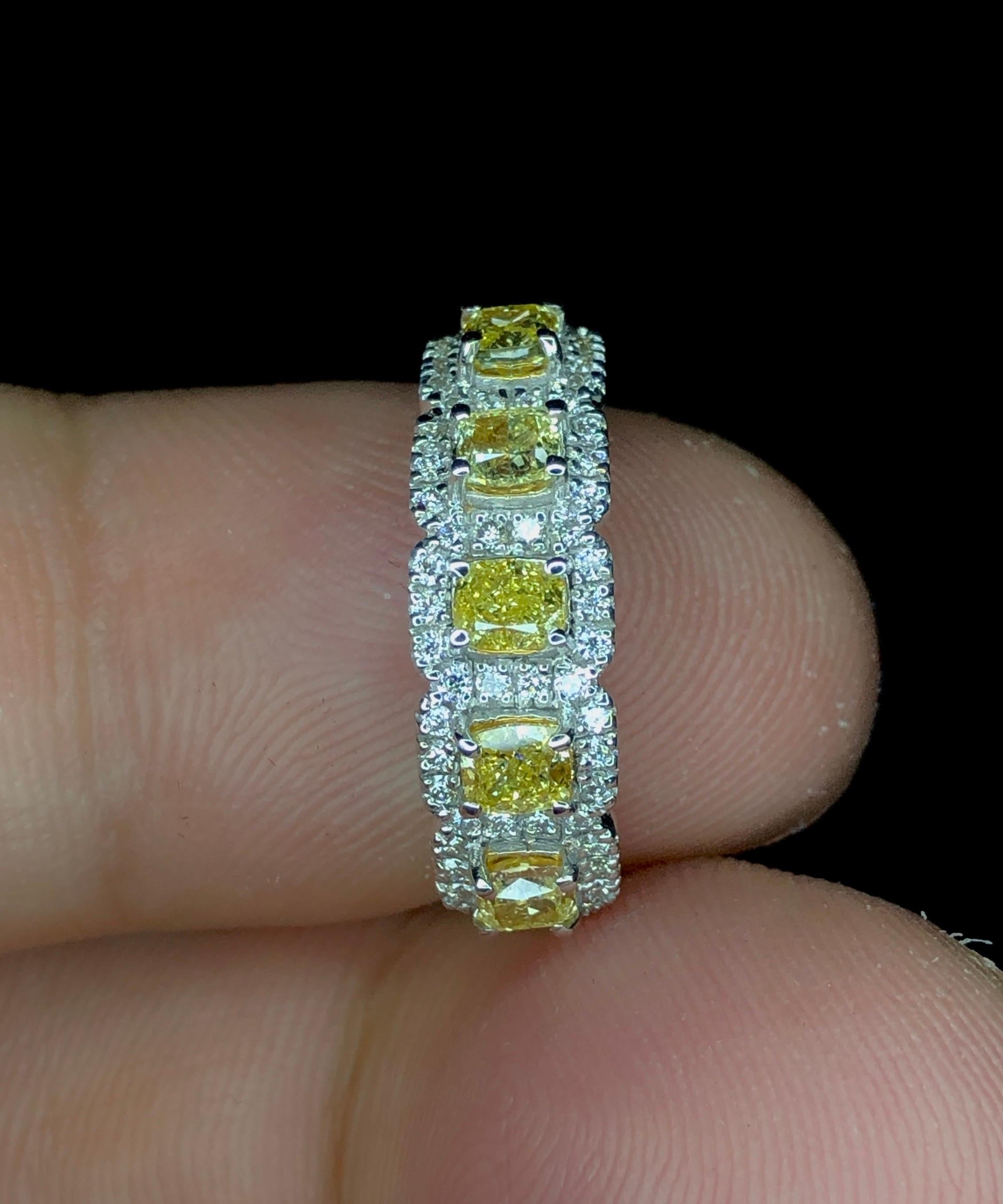 Wir stellen Ihnen unseren exquisiten gelb-weißen Diamantring vor! Dieses atemberaubende Schmuckstück aus luxuriösem 18-karätigem Gold besteht aus 5 leuchtend gelben Diamanten von insgesamt 0,96 Karat, die durch 54 strahlend weiße Diamanten von
