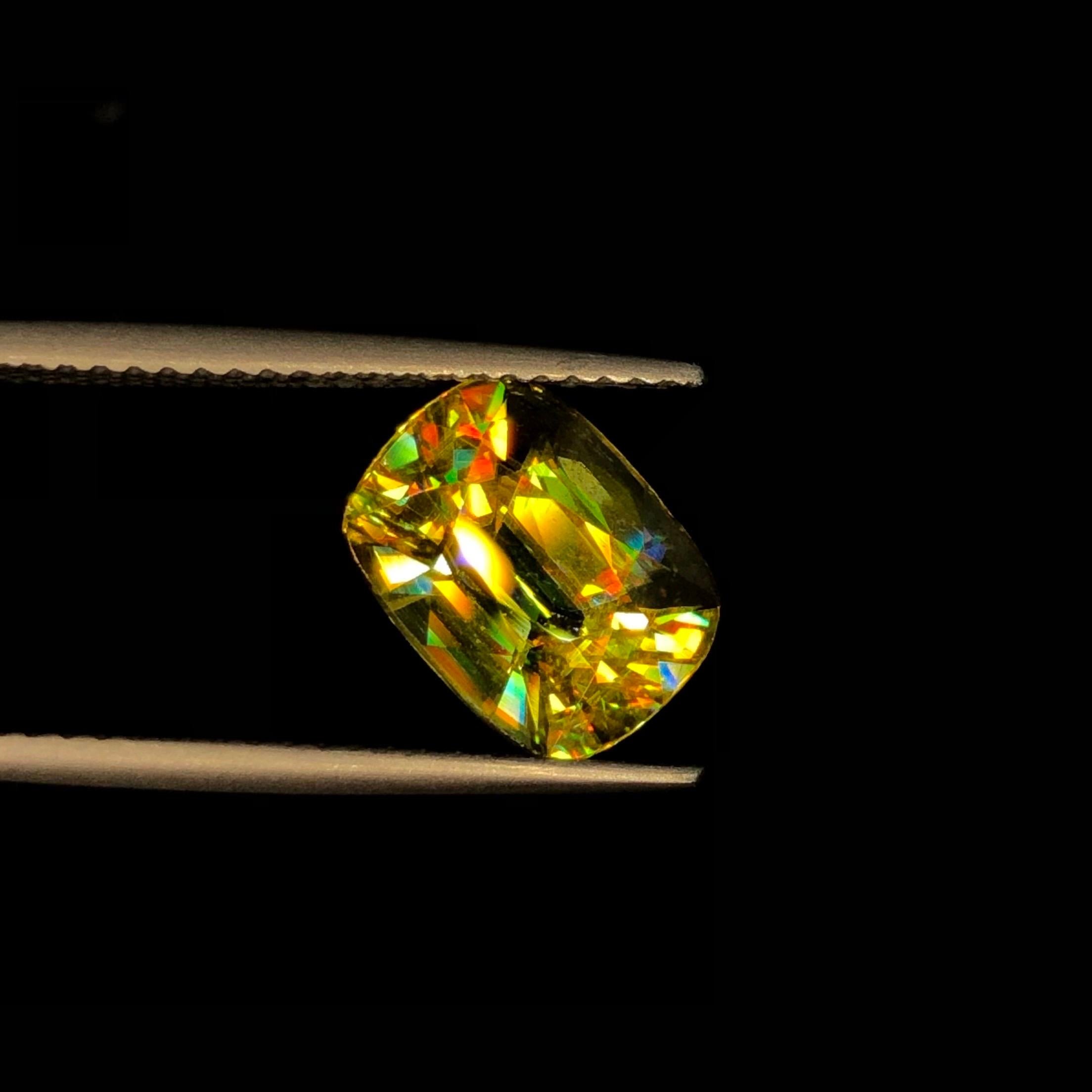 Bellissimo Cuscino di Sfene 3,00 ct Madagascar Giallo Oro in vendita 5