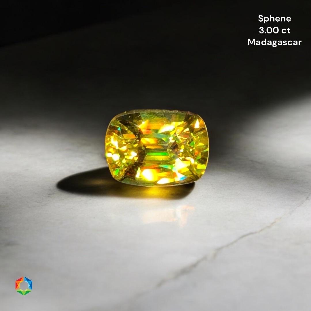 Rifatti gli occhi con questo splendido sfene dorato da 3,00 ct. Con la sua vivida tonalità gialla e il suo fuoco spettacolare, questa gemma irradia brillantezza da ogni angolazione. Tagliato e lucidato alla perfezione, è un vero capolavoro che