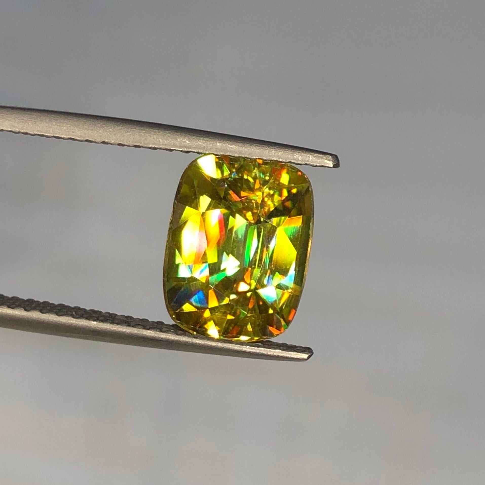 Taglio cuscino Bellissimo Cuscino di Sfene 3,00 ct Madagascar Giallo Oro in vendita