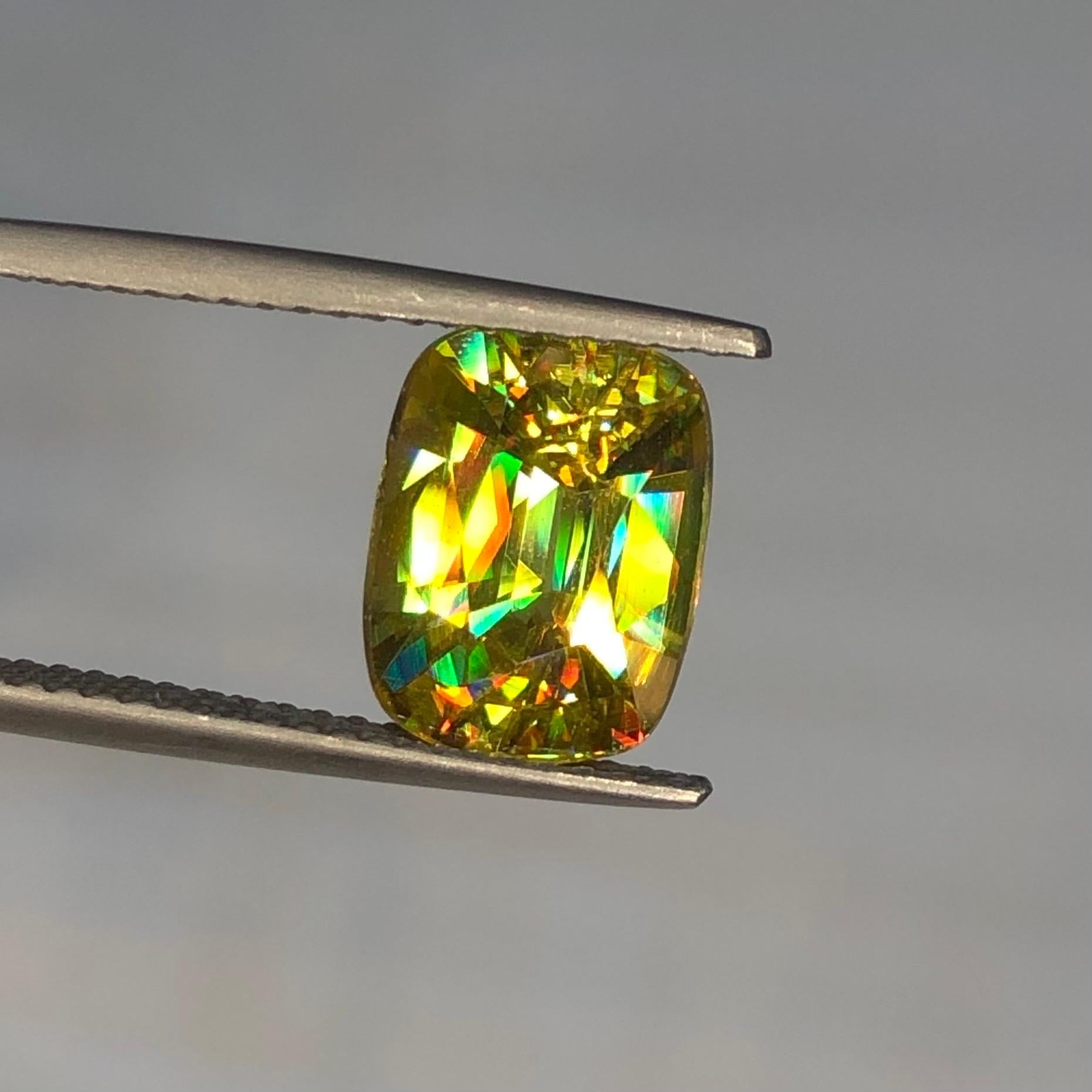 Bellissimo Cuscino di Sfene 3,00 ct Madagascar Giallo Oro In condizioni Nuovo in vendita a Bangkok, TH