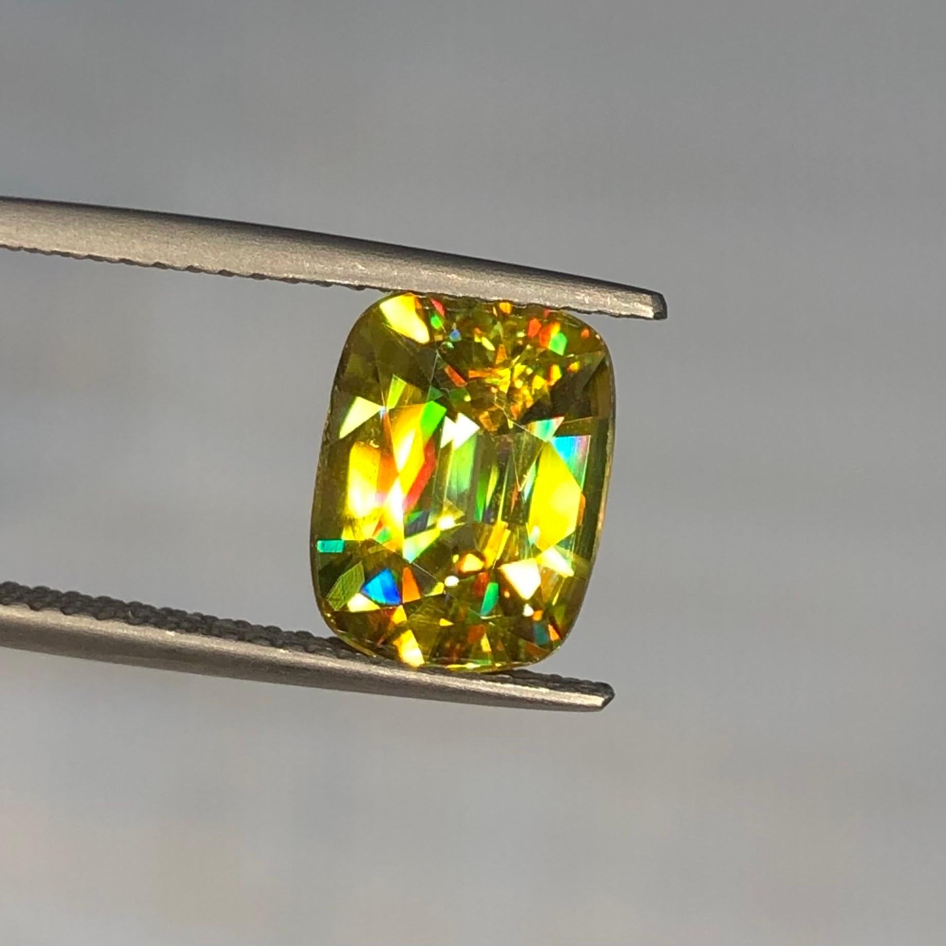 Bellissimo Cuscino di Sfene 3,00 ct Madagascar Giallo Oro in vendita 1