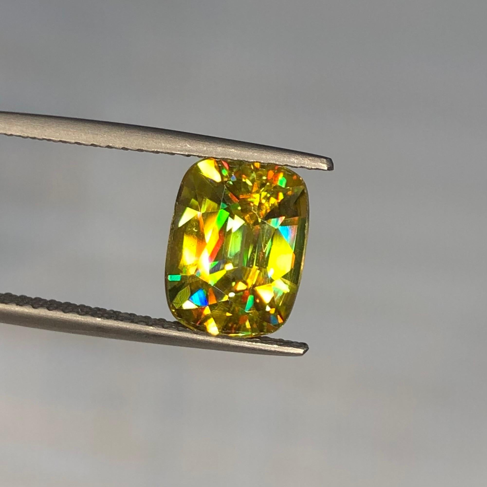 Bellissimo Cuscino di Sfene 3,00 ct Madagascar Giallo Oro in vendita 2