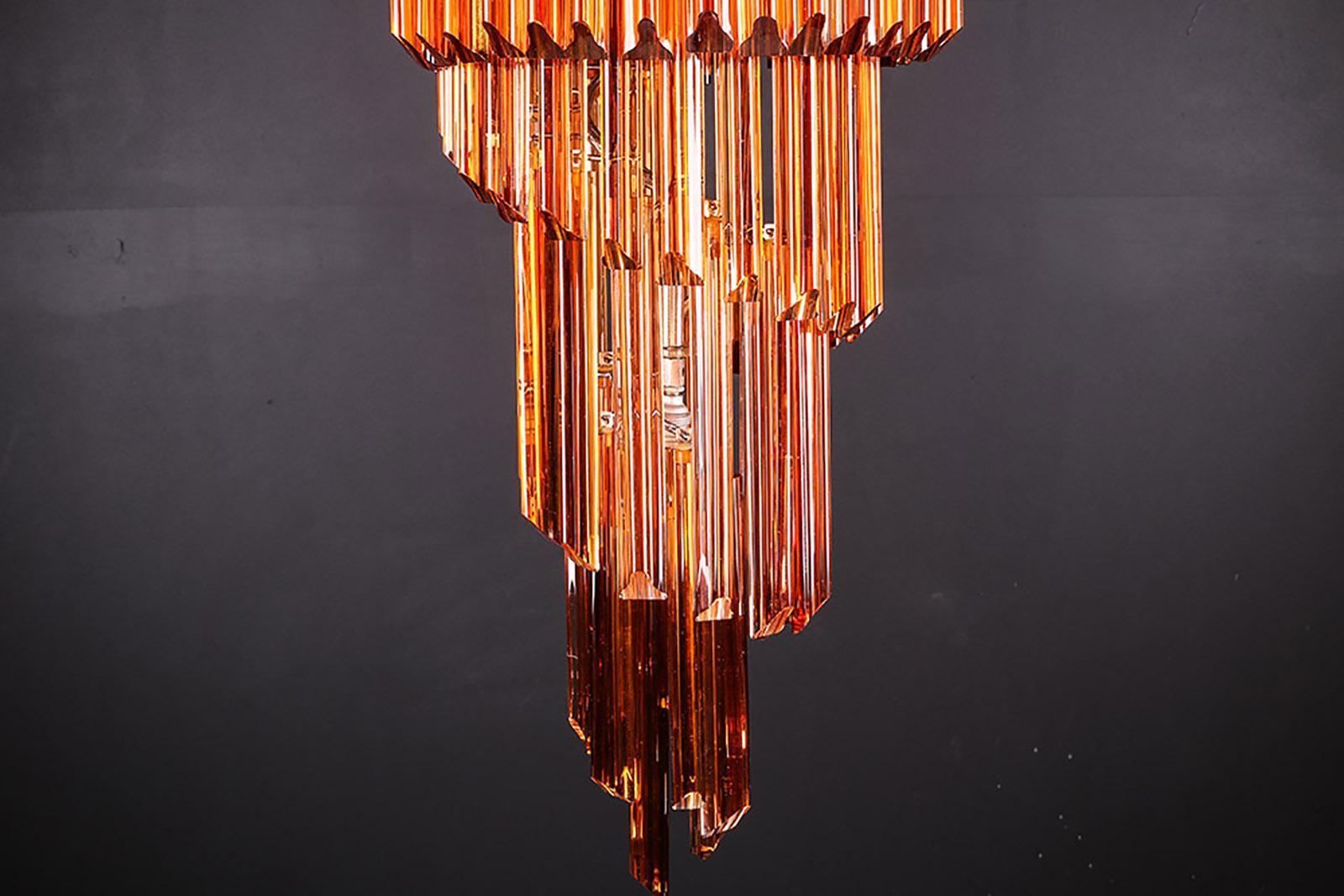 Italiano Bellissimo lampadario a spirale con vetro di Murano color ambra di Venini in vendita