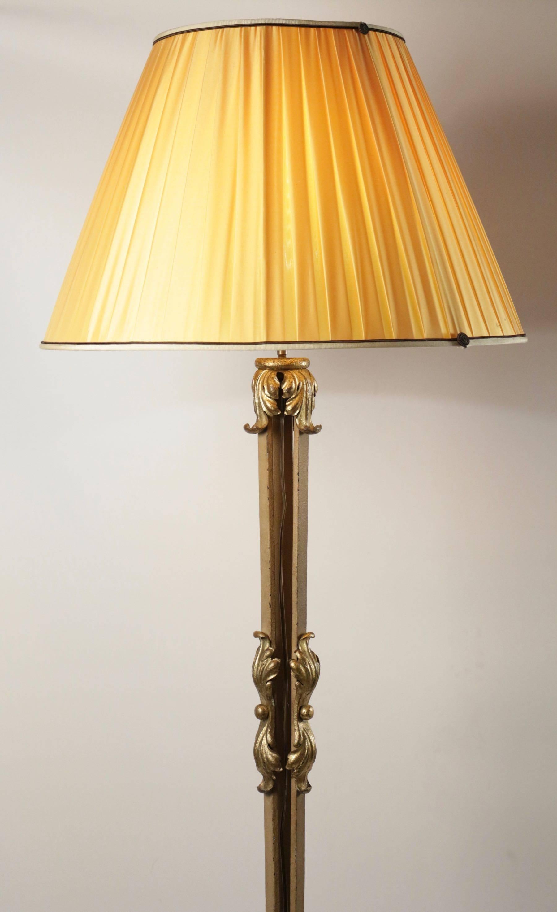 Belle lampe sur pied en fer forgé avec des accents dorés du début du 19e siècle.
 
