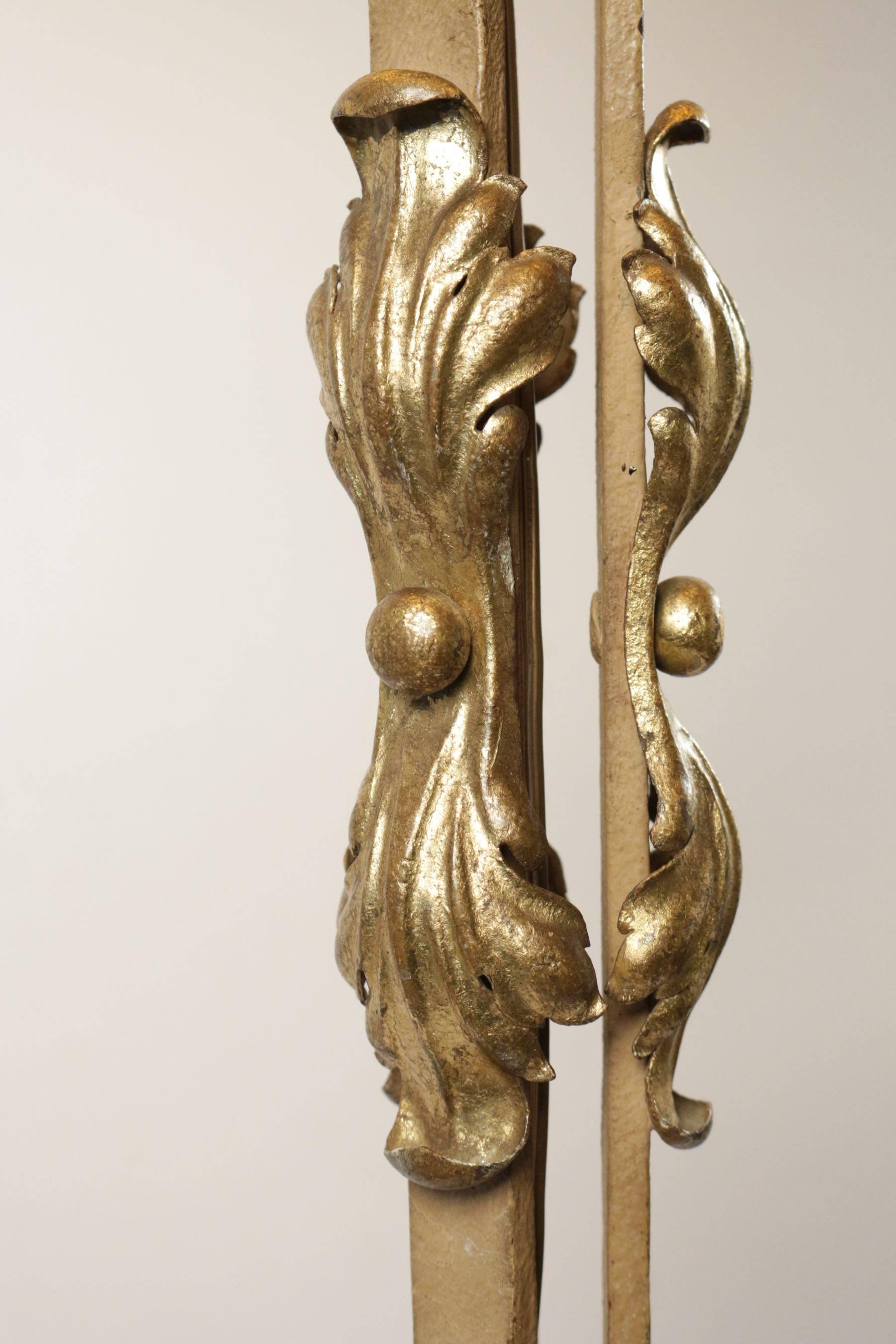 Français Magnifique lampe sur pied en fer forgé avec accents dorés à l'or en vente