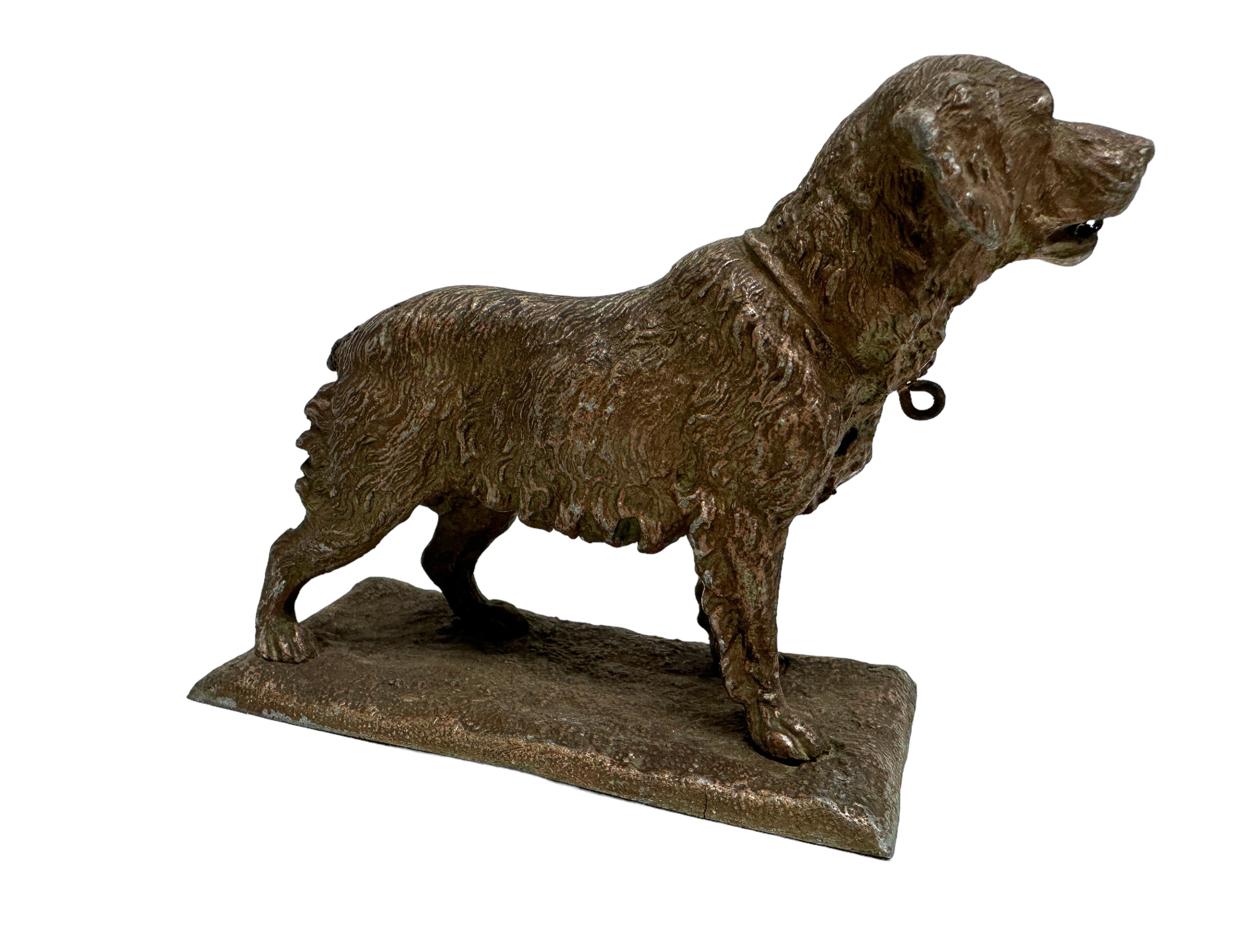 Une ancienne figurine décorative de chien. En métal. Un bel objet antique original à exposer ou à utiliser sur votre table. Il est dans l'état d'origine tel qu'il a été trouvé. Cette pièce présente une belle patine et est en très bon état.