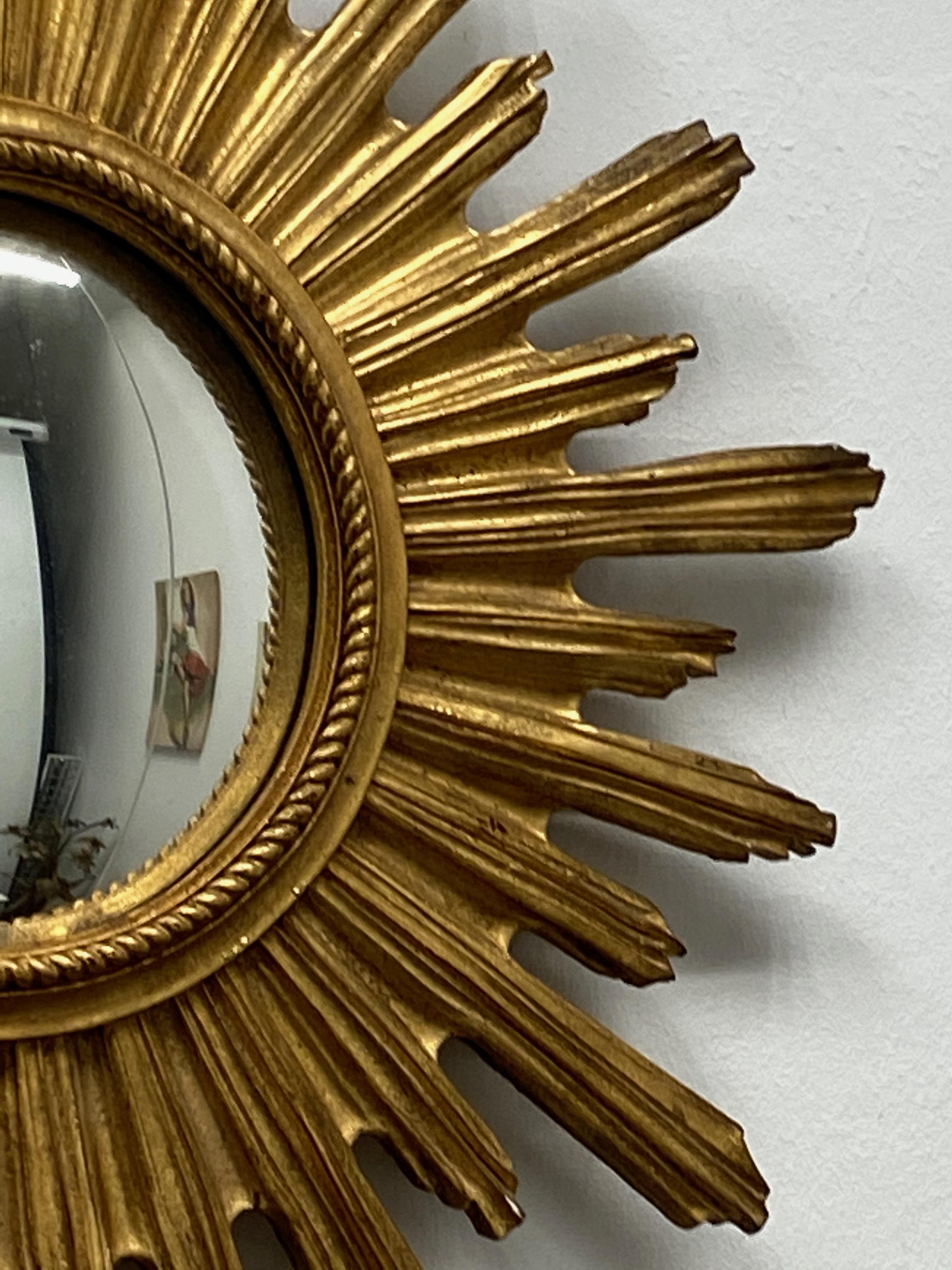 Mid-20th Century Beautiful Starburst Sunburst Gilded Convex Mirror, circa 1960s