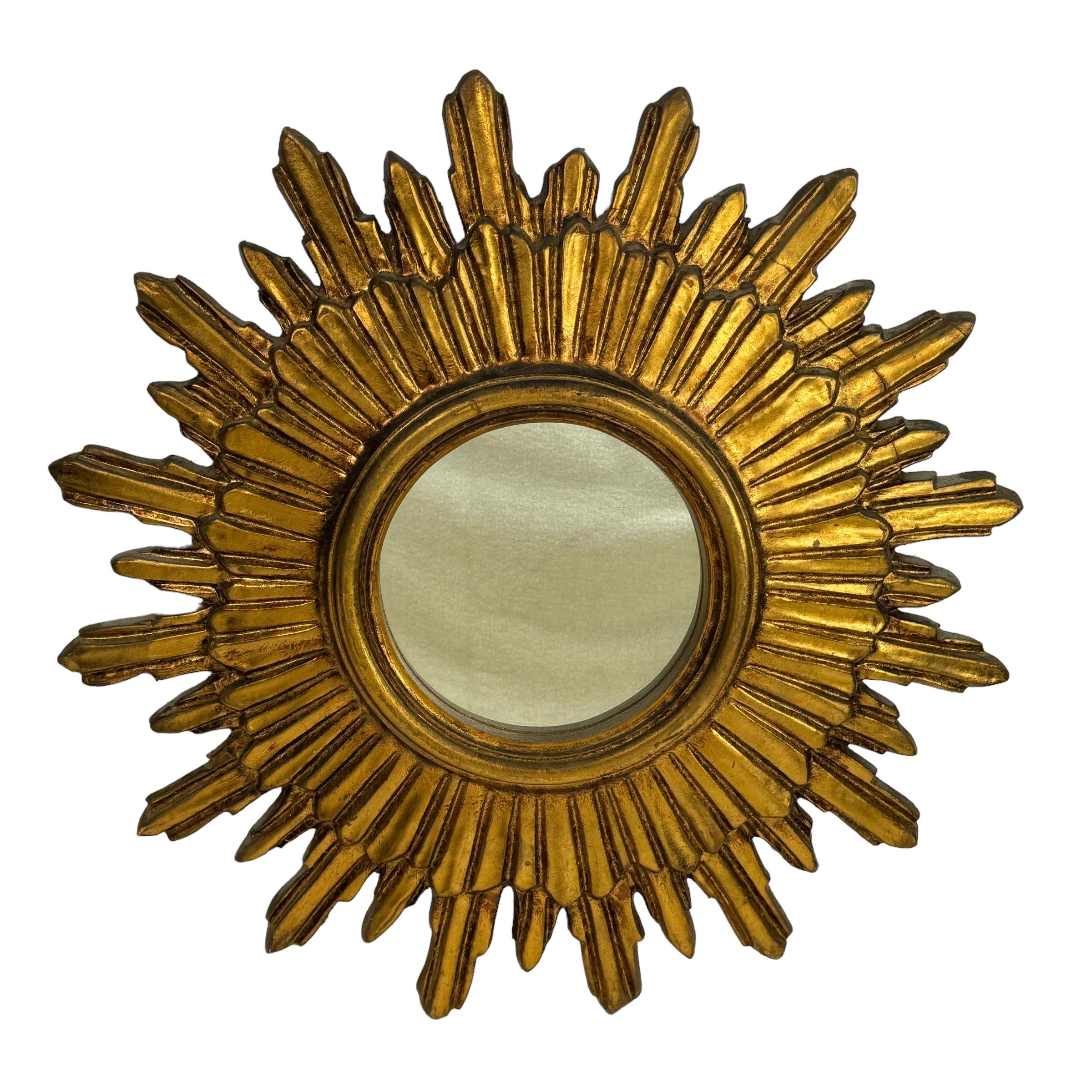 Ein schöner Starburst-Sunburst-Spiegel. Hergestellt aus vergoldetem Holz. Es misst ca. 20,25