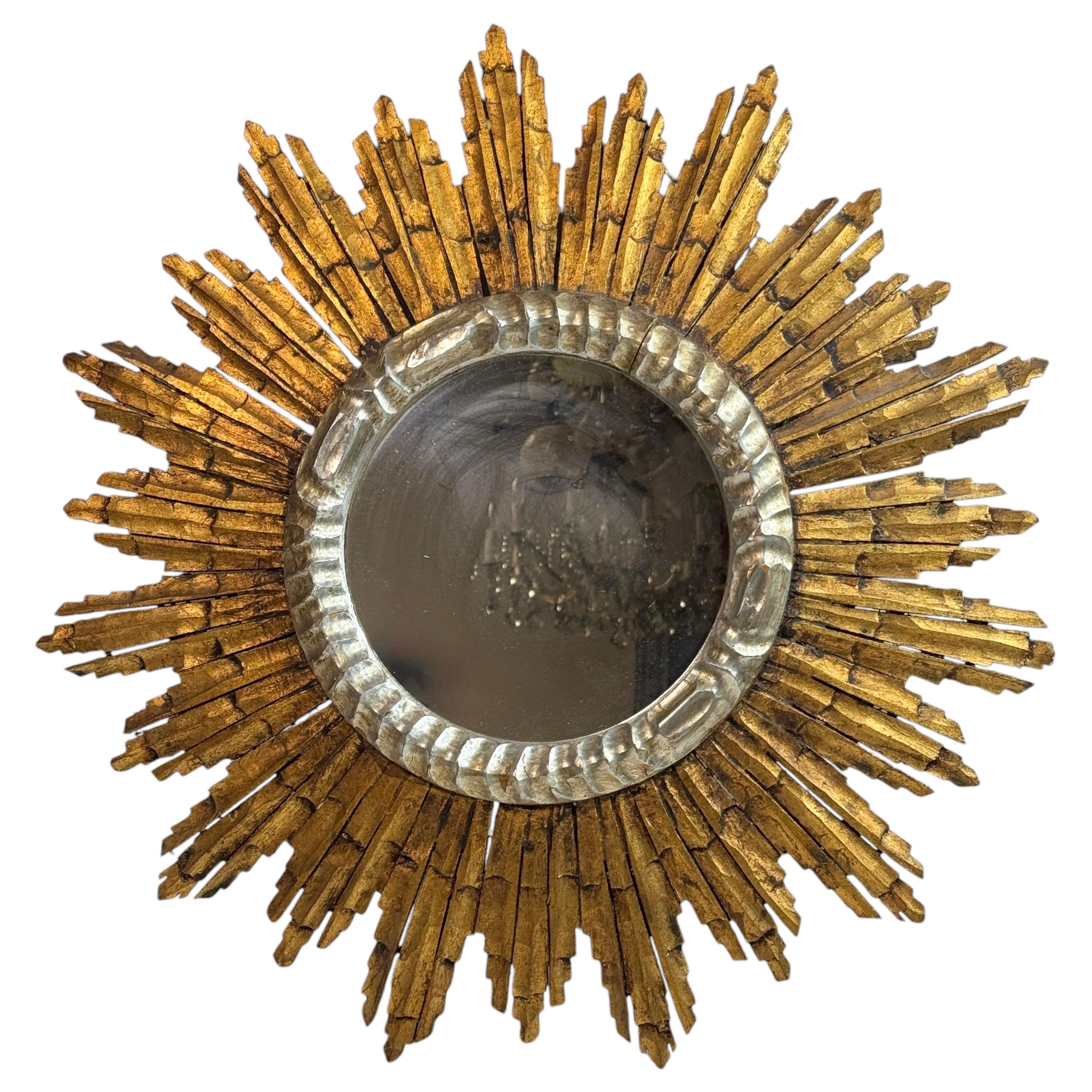 Ein schöner flacher Spiegel mit Starburst-Sonnenschliff. Hergestellt aus vergoldetem Holz. Es misst ca. 25 