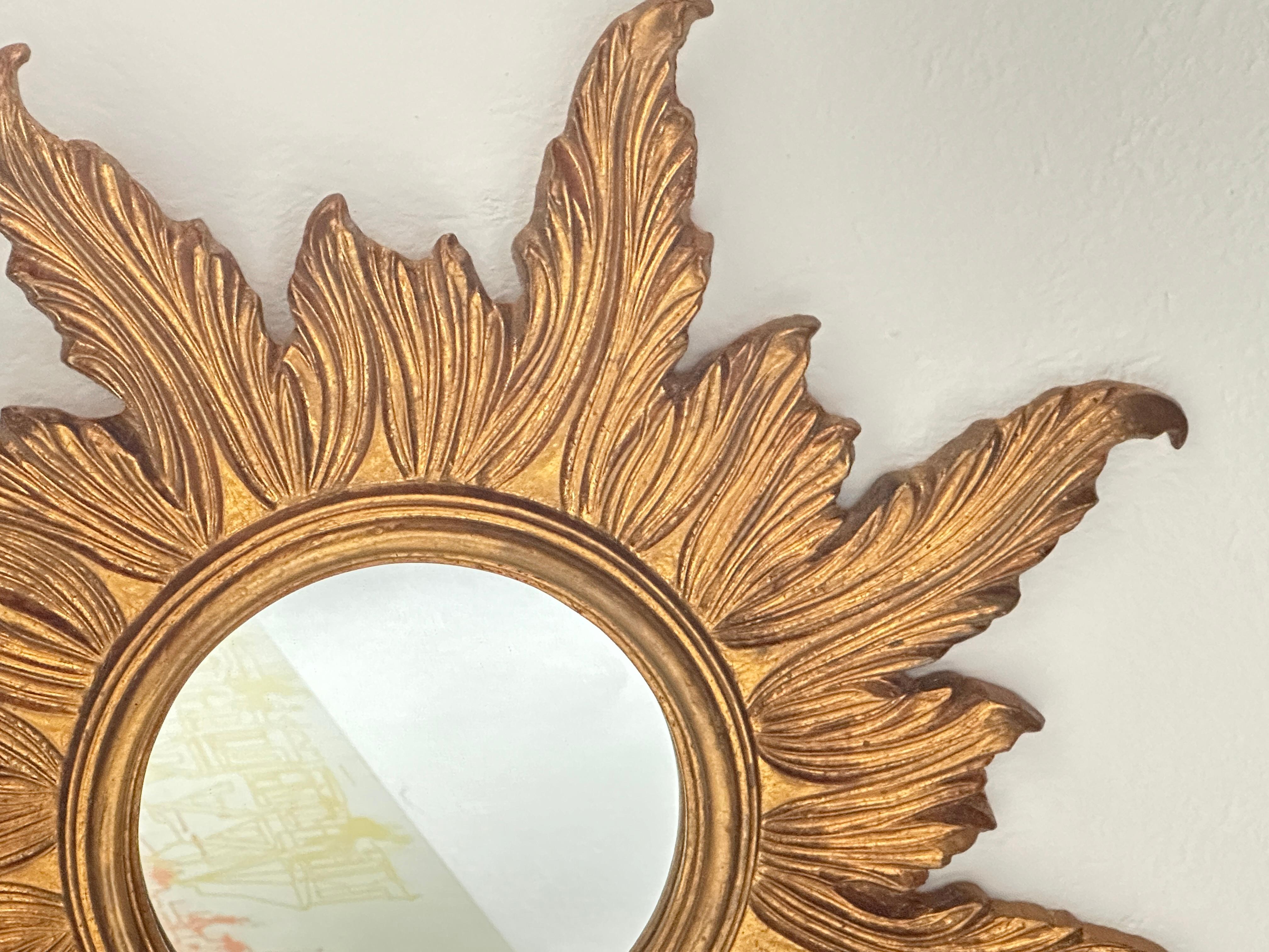 Autrichien Magnifique miroir en étoile de soleil, composition et bois dorés, Autriche, années 1960 en vente
