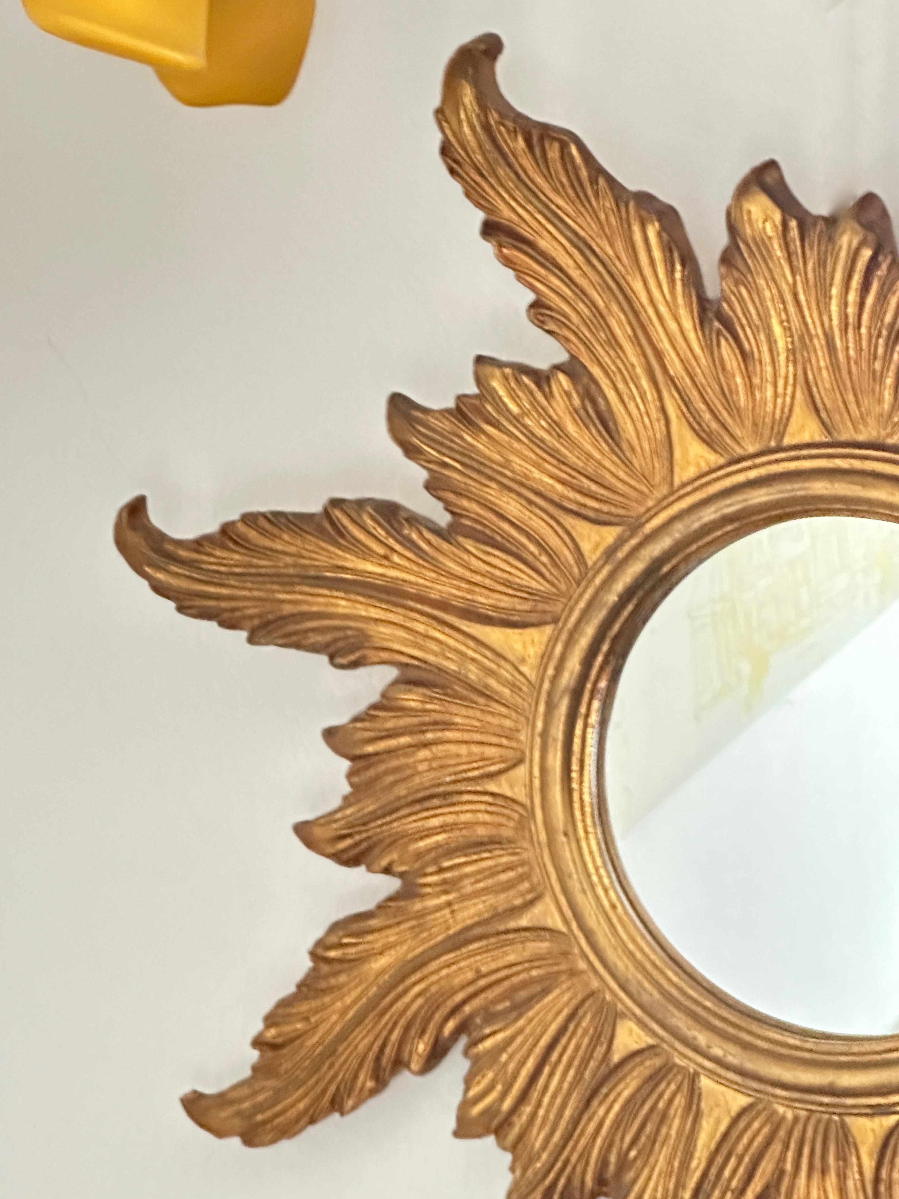 Milieu du XXe siècle Magnifique miroir en étoile de soleil, composition et bois dorés, Autriche, années 1960 en vente