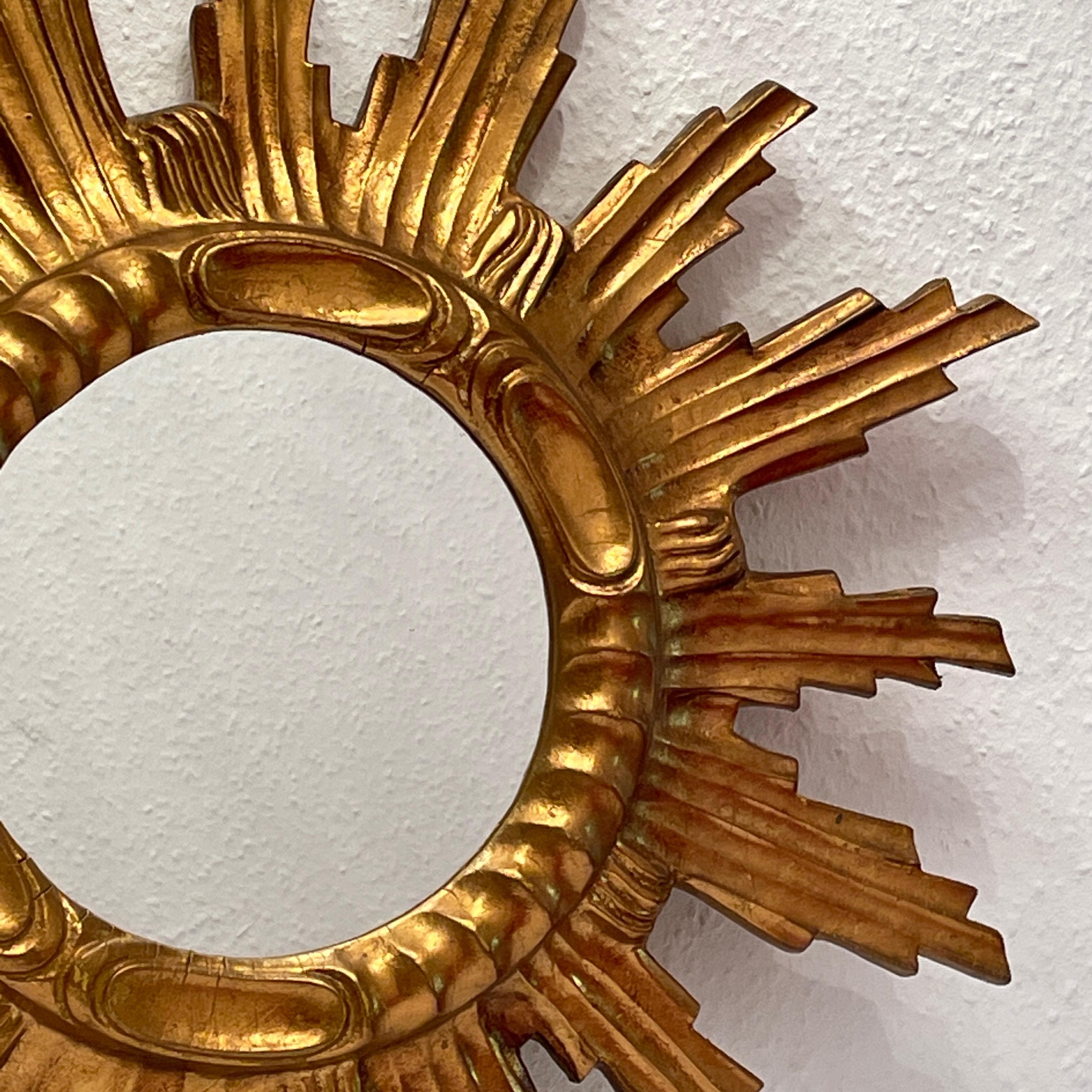 italien Magnifique miroir en forme d'étoile rayonnante, composition et bois dorés, Italie, années 1960 en vente