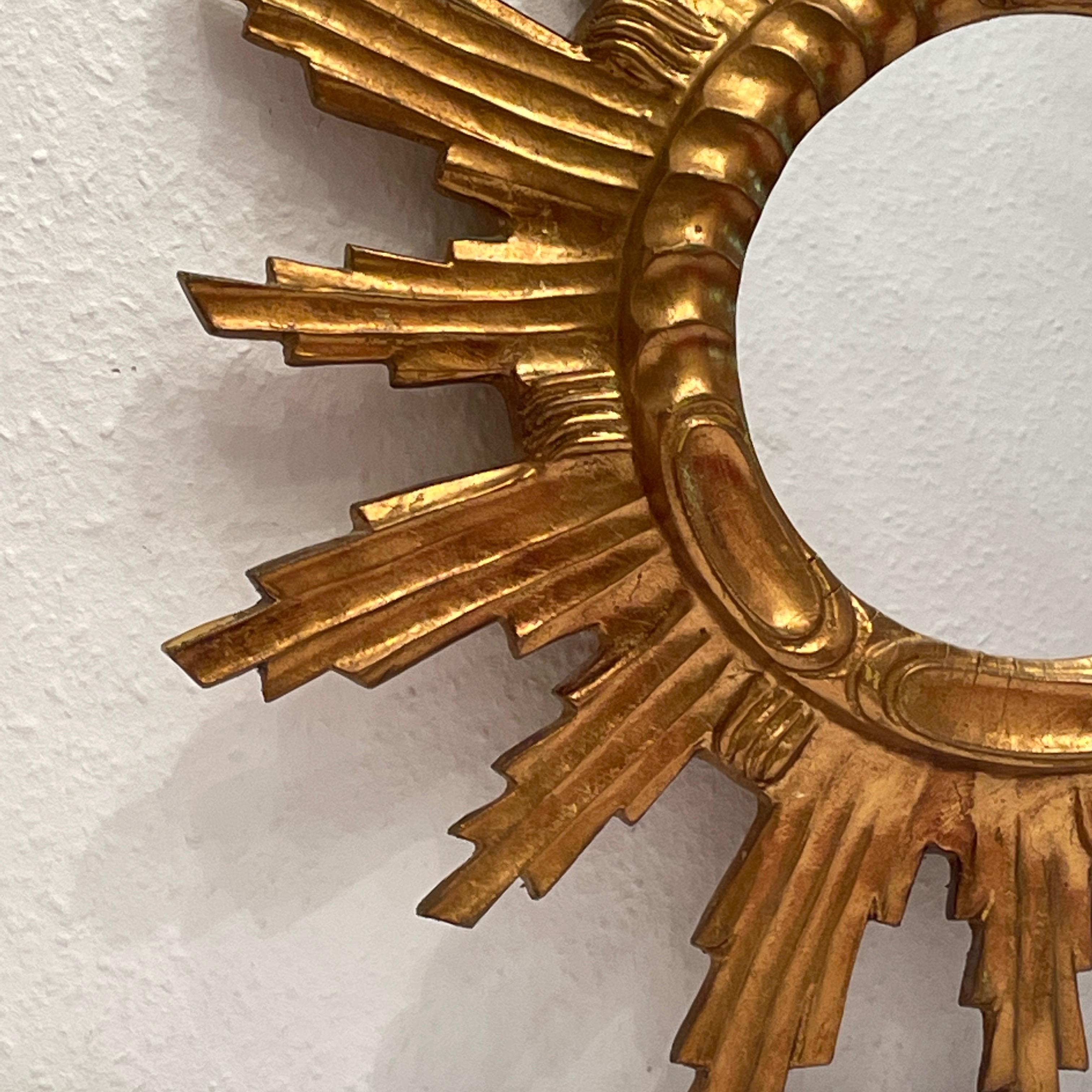 Miroir Magnifique miroir en forme d'étoile rayonnante, composition et bois dorés, Italie, années 1960 en vente
