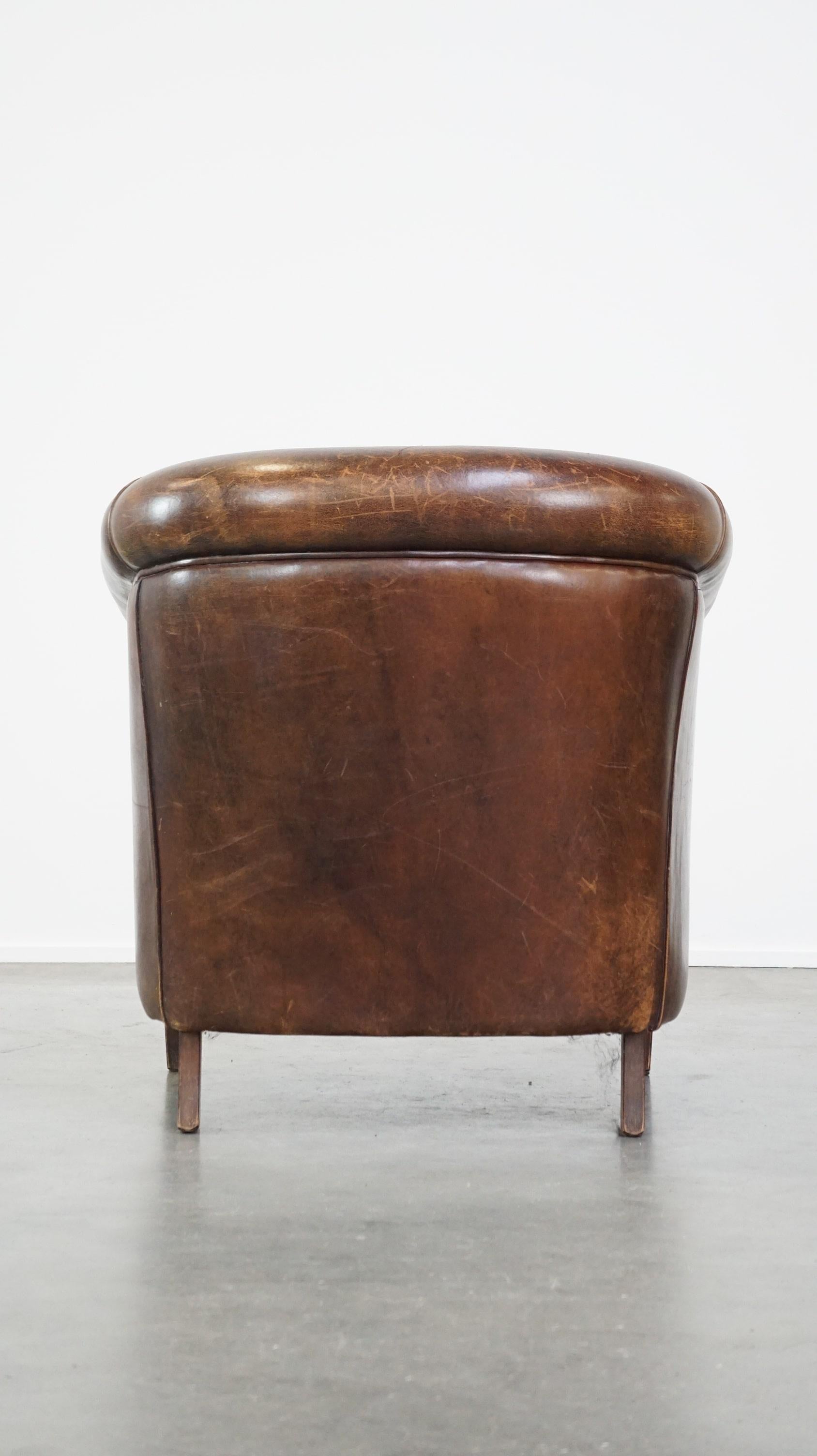 Beautiful stately English-style sheepskin club armchair with a luxurious finish In Good Condition For Sale In Harderwijk, NL