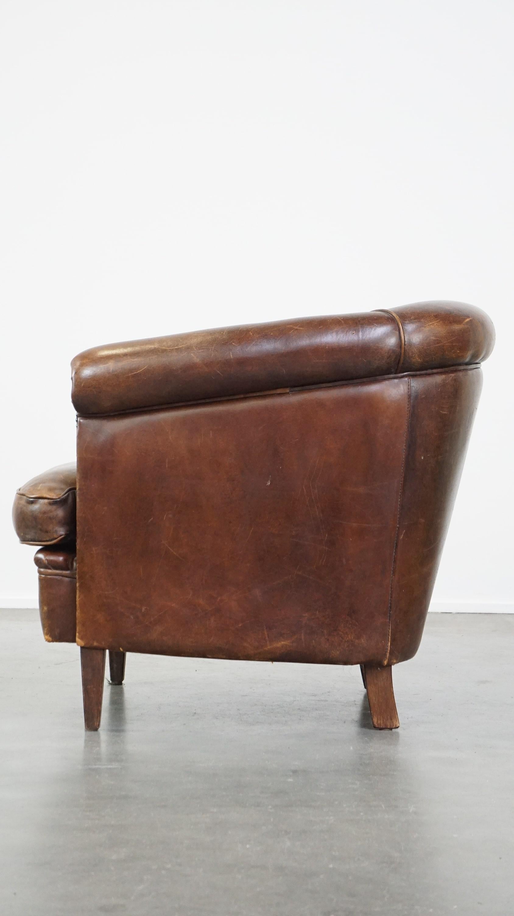 Late 20th Century Beautiful stately English-style sheepskin club armchair with a luxurious finish For Sale