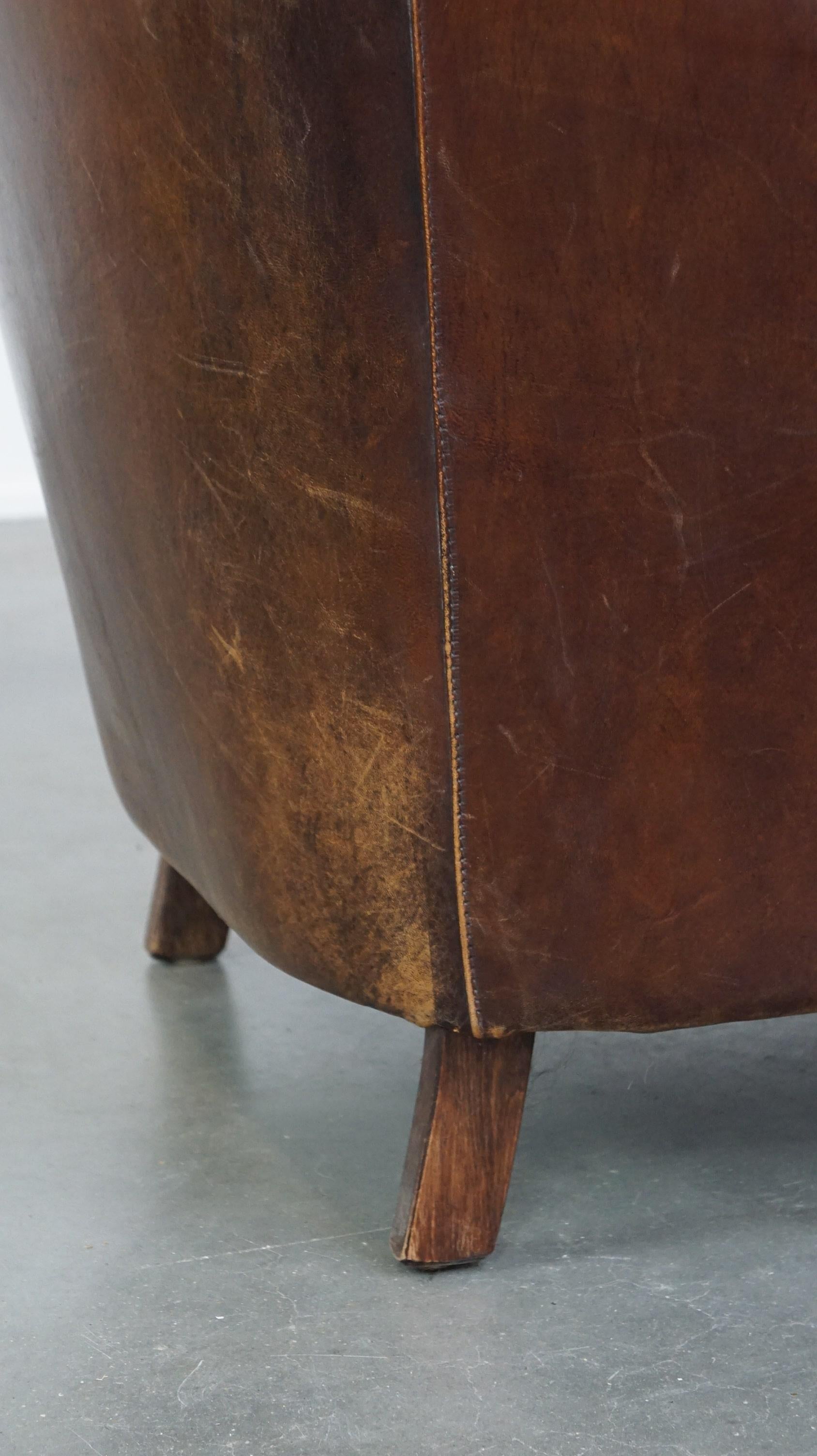 Beautiful stately English-style sheepskin club armchair with a luxurious finish For Sale 2