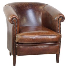 Magnifique fauteuil club de style anglais en peau de mouton avec une finition luxueuse
