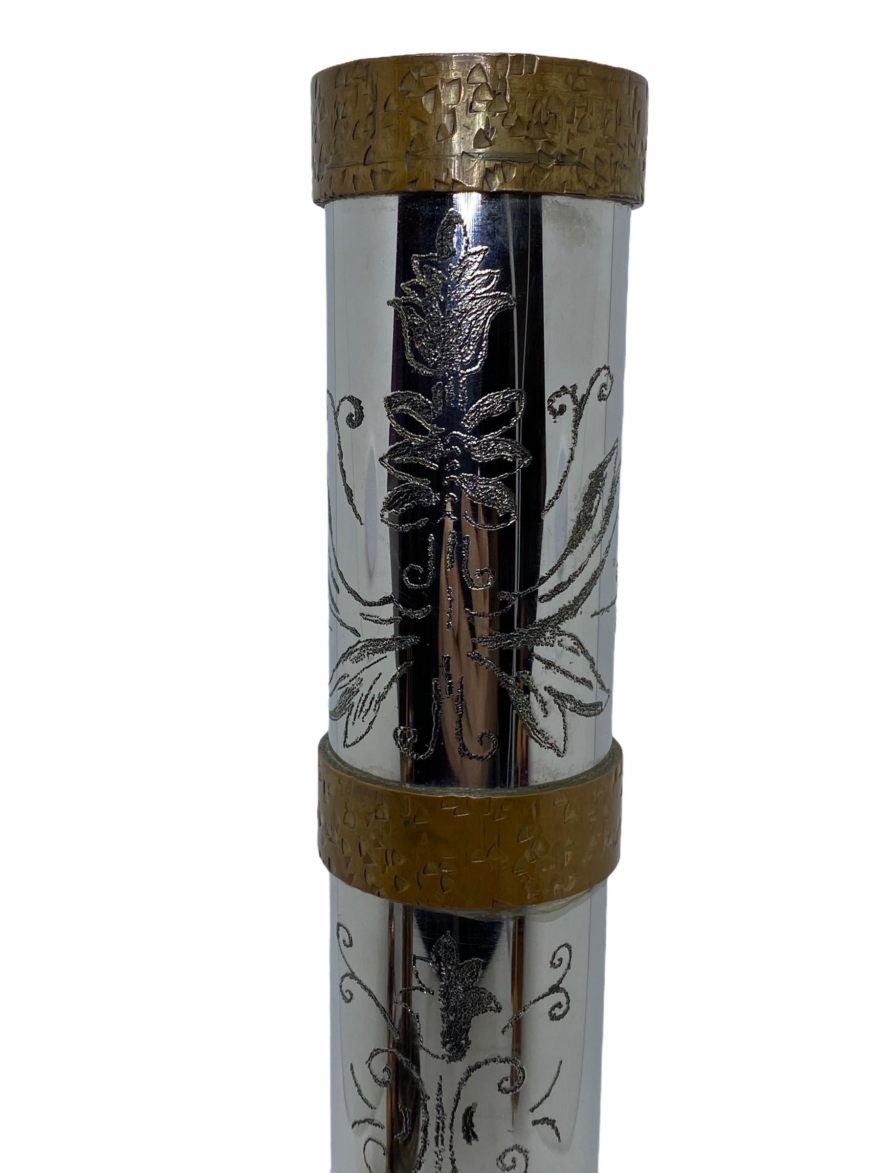Schöne Blumenvase, hergestellt in Deutschland, ca. 1970er Jahre. Hergestellt aus Stahl, hat einige schöne Patina, aber das ist altmodisch. Durchmesser an der Oberseite ca. 2