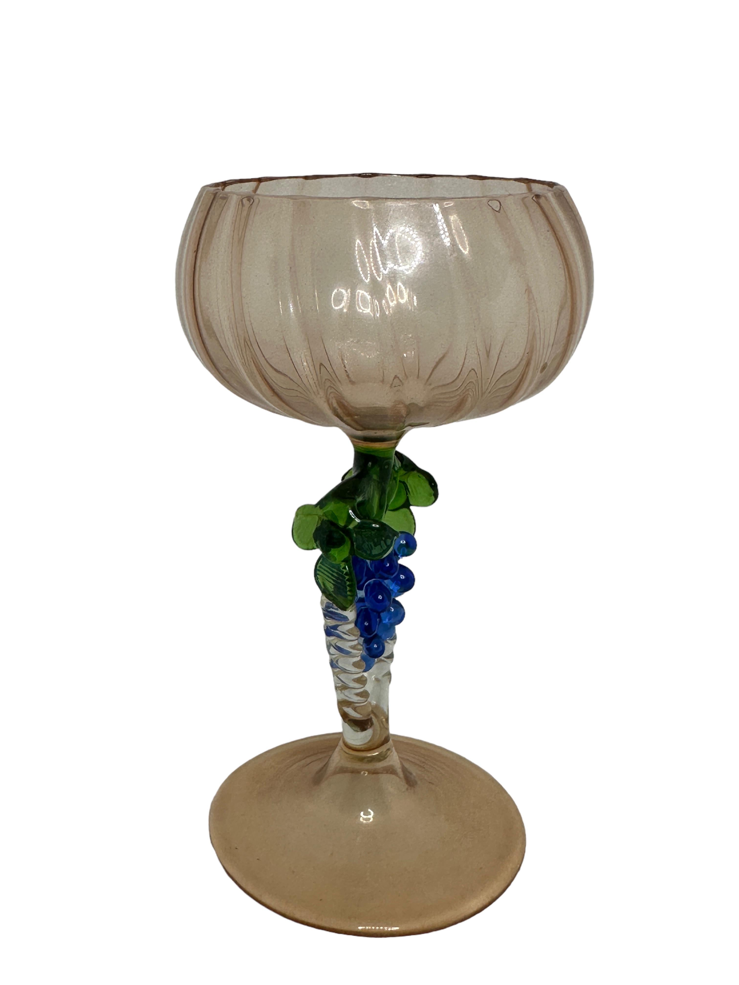 Schönes Stielglas Cocktailglas, Trauben Stem, Bimini Art Vintage Österreich (Handgefertigt) im Angebot