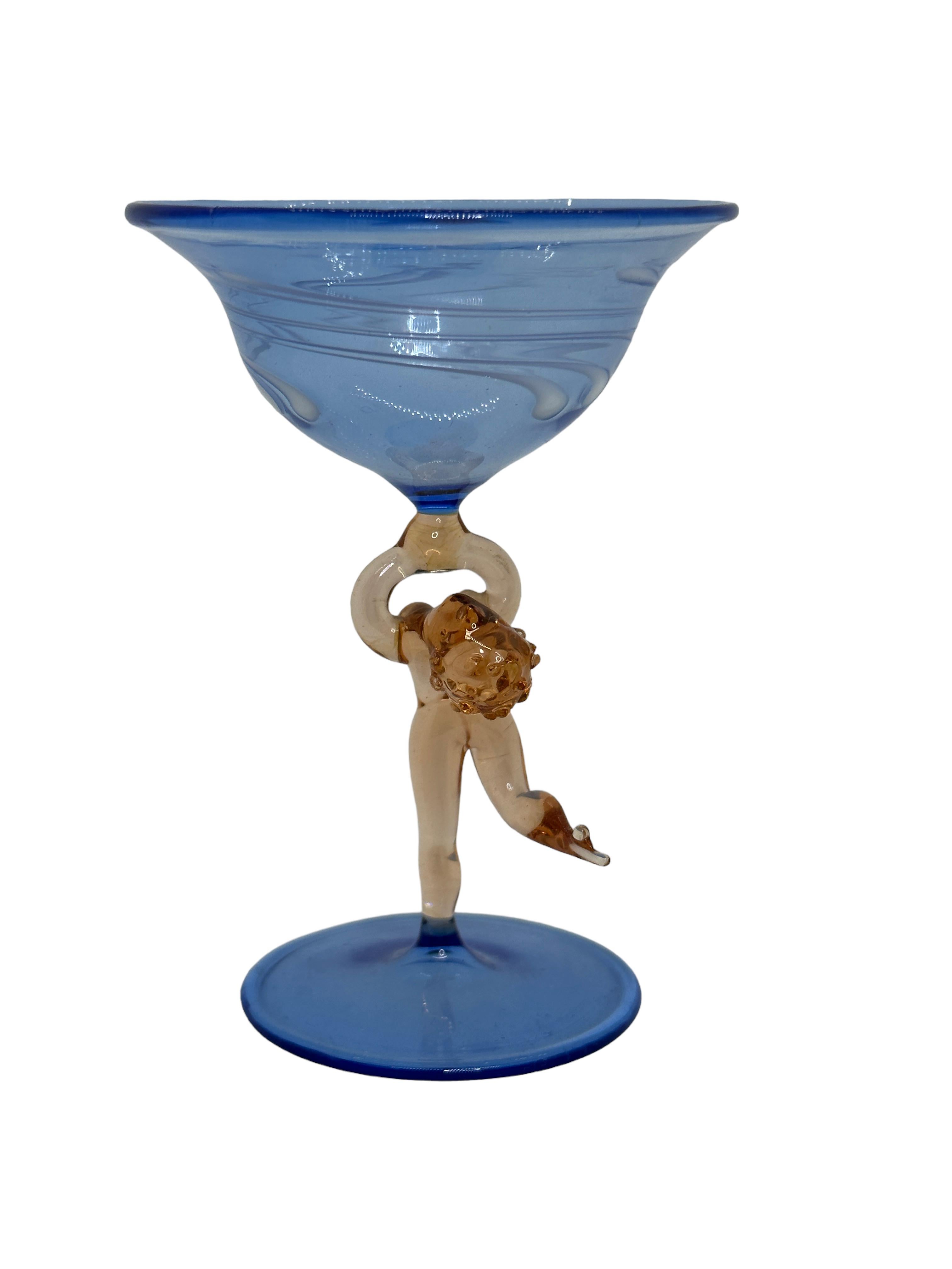 Dies ist ein wunderschönes, einfaches Vintage-Cocktailglas mit Stiel aus Österreich. Es hat einen nackten Frauenschaft und ist im Bimini-Stil gehalten. Das blaue Glas hat ein geprägtes Design, der Stiel ist eine nackte Dame in rosafarbener Farbe.