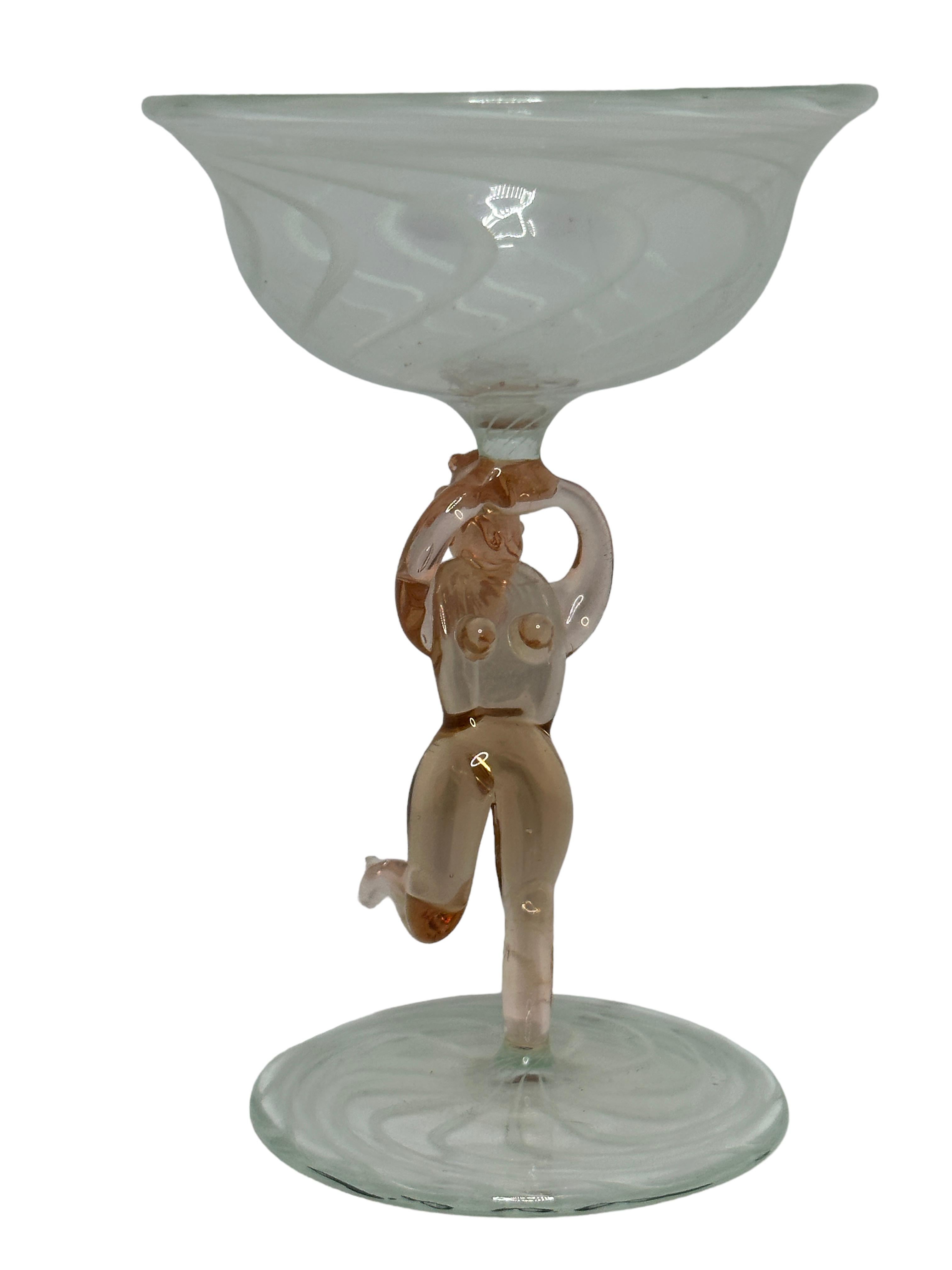 Dies ist ein wunderschönes, einfaches Vintage-Cocktailglas mit Stiel aus Österreich. Es hat einen nackten Frauenschaft und ist im Bimini-Stil gehalten. Das klare Glas hat ein wunderschönes Wirbelmuster, der Stiel zeigt eine nackte Dame in rosa