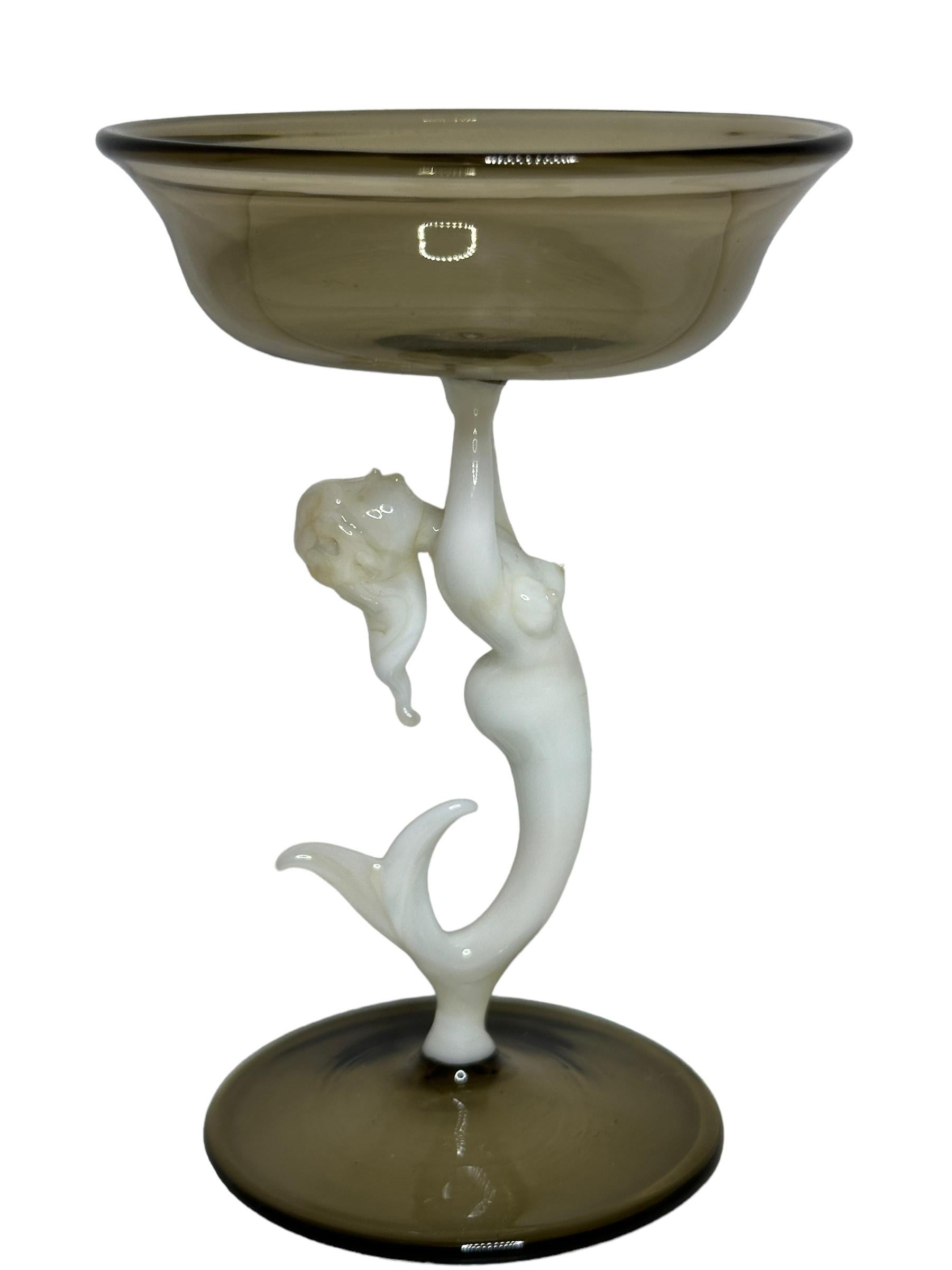 Dies ist ein wunderschönes Likörglas mit einem Stiel aus Österreich. Es hat einen nackten Meerjungfrauenschaft und ist im Bimini-Stil gehalten. Das Glas hat ein wunderschönes Design, der Stiel stellt eine nackte Meerjungfrau in weißer Farbe dar. Der