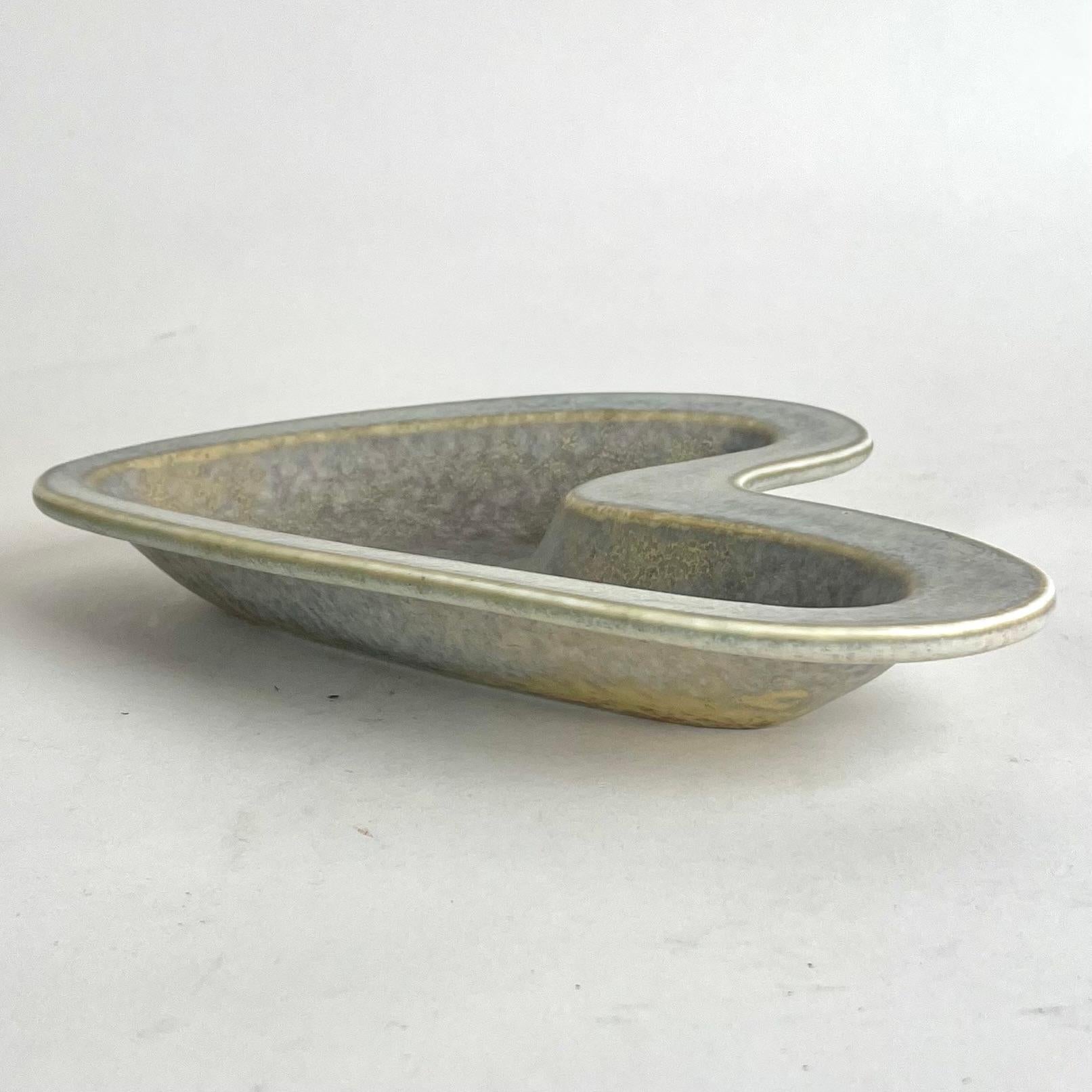 Magnifique bol en grès de Gunnar Nylund (1904-1997), Röstrand Porslinsfabrik en Suède. 

Design/One très typique des années 1950 avec de belles couleurs. Ce bol est de deuxième qualité.

Usure correspondant à l'âge et à l'usage. 