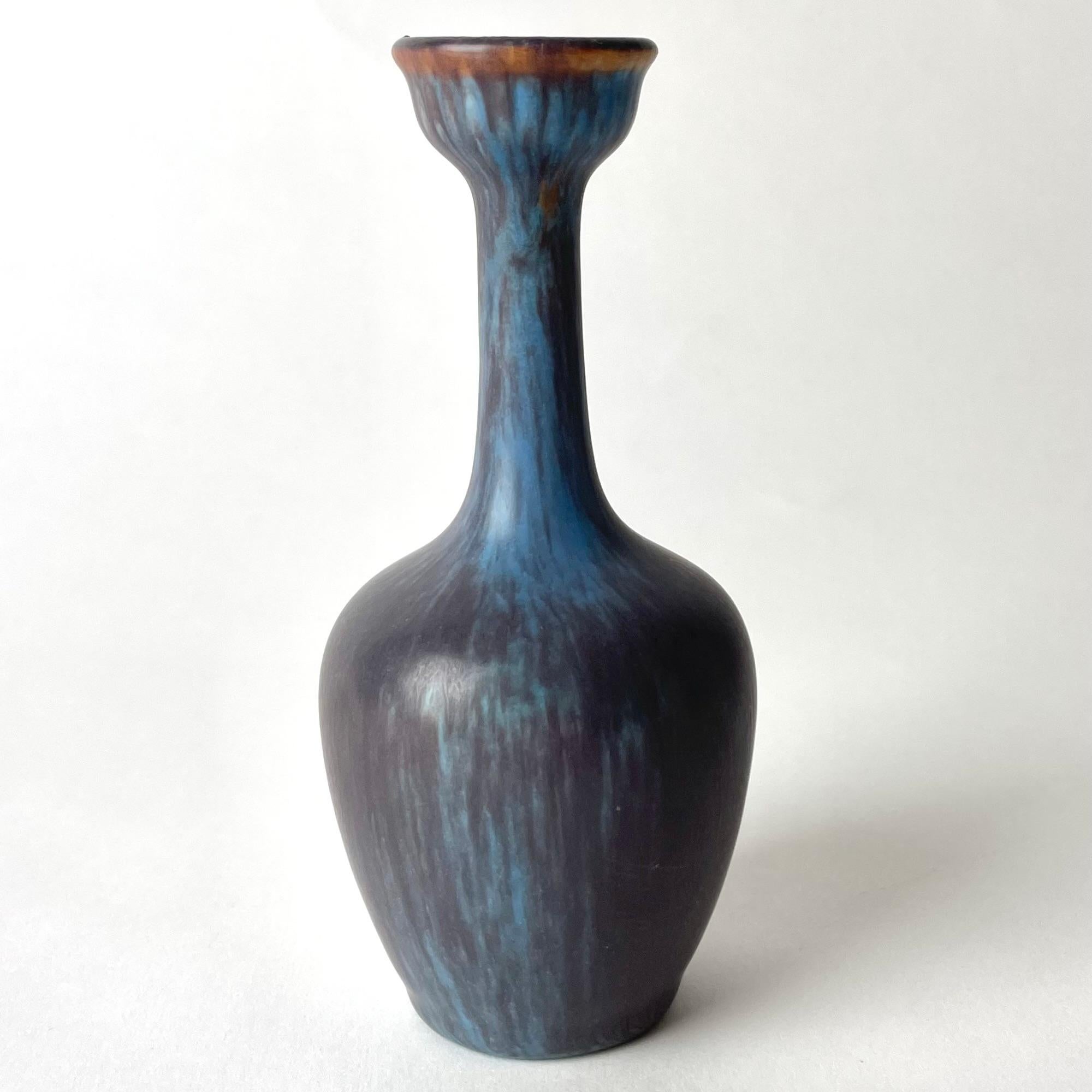 Elegante Vase aus Steingut von Gunnar Nylund (1904-1997), Rörstrands Porslinsfabrik, Schweden. Sehr zeitgemäßes Design aus der Mitte des 20. Jahrhunderts. Schöne Farbe.

Abnutzung entsprechend dem Alter und dem Gebrauch 