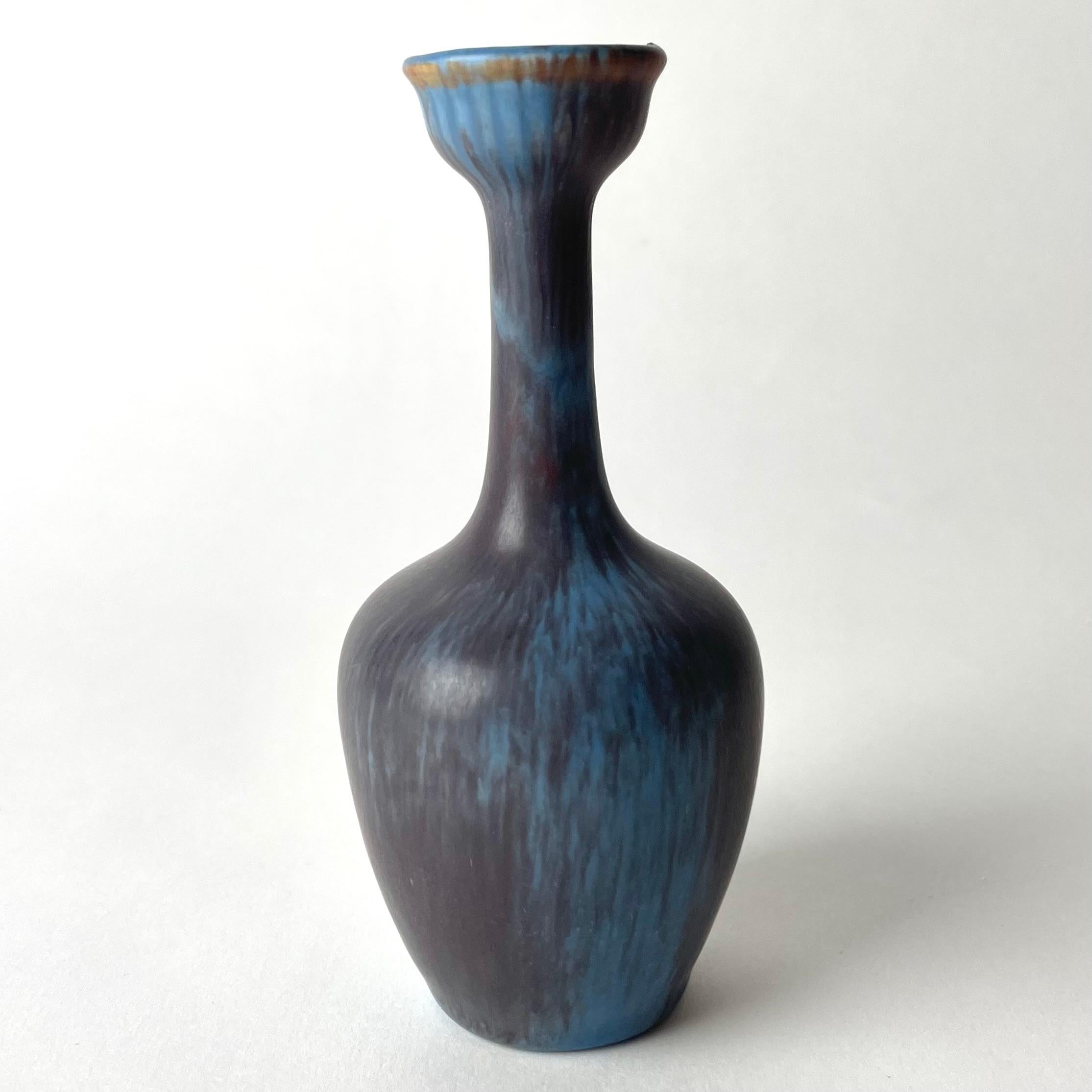 Schöne Vase aus Steinzeug von Gunnar Nylund, Rörstrand, Schweden. Mitte des 20. Jahrhunderts (Moderne der Mitte des Jahrhunderts) im Angebot