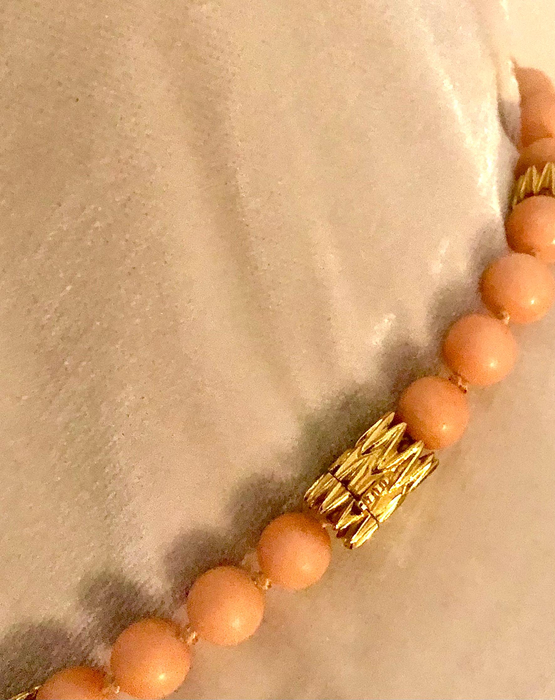 Qualità di  il corallo che è colorato in modo abbastanza uniforme con una buona lucidatura. Le rondelle e la chiusura in oro sono di ottima fattura. A parte questo, ho un'immagine di una collana Van Cleef & Arpels con le stesse rondelle e la stessa