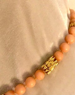 Magnifique rang de perles corail en peau d'ange avec rondelles et fermoir en or personnalisés