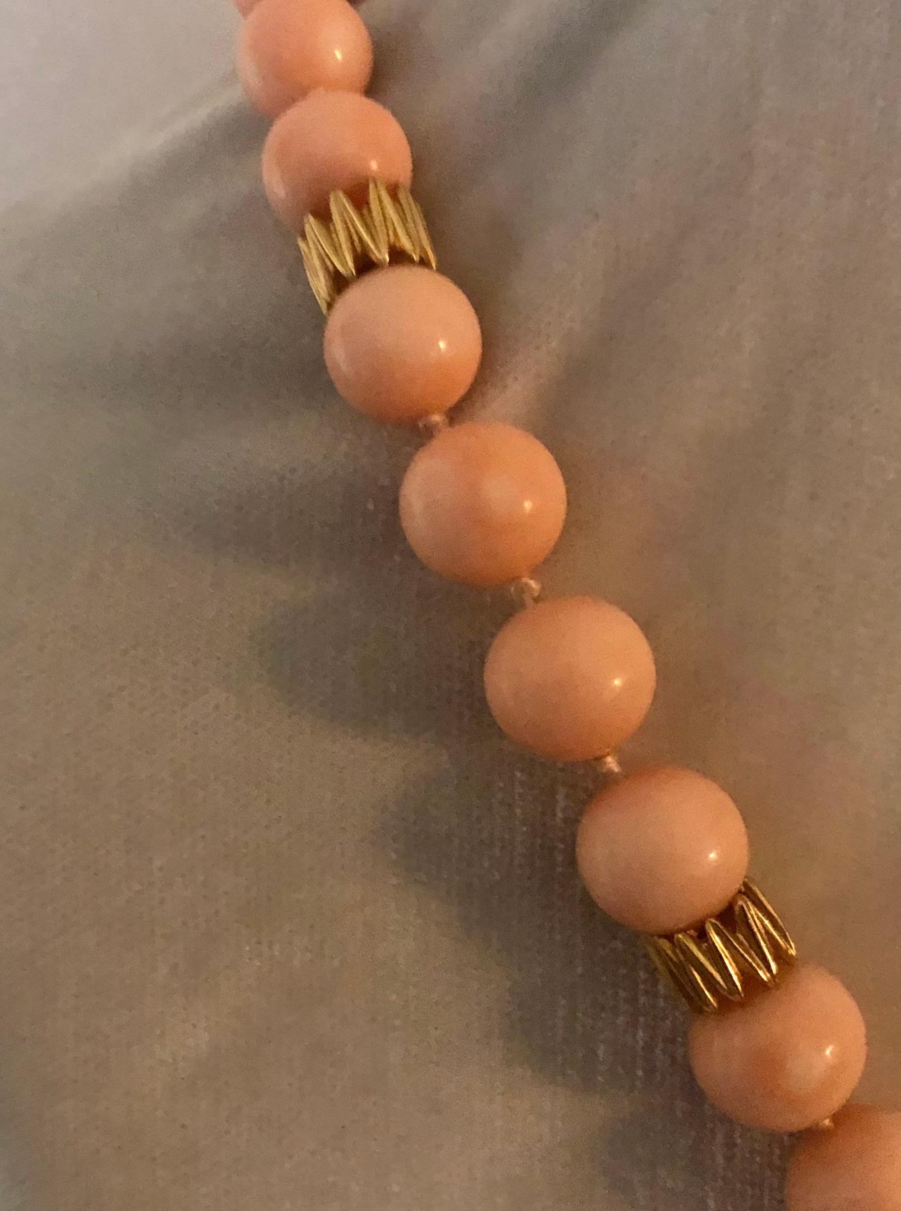 Rétro Bellissimo filo di perline di corallo Angelskin con perline d'oro e chiusura personalizzata in vendita