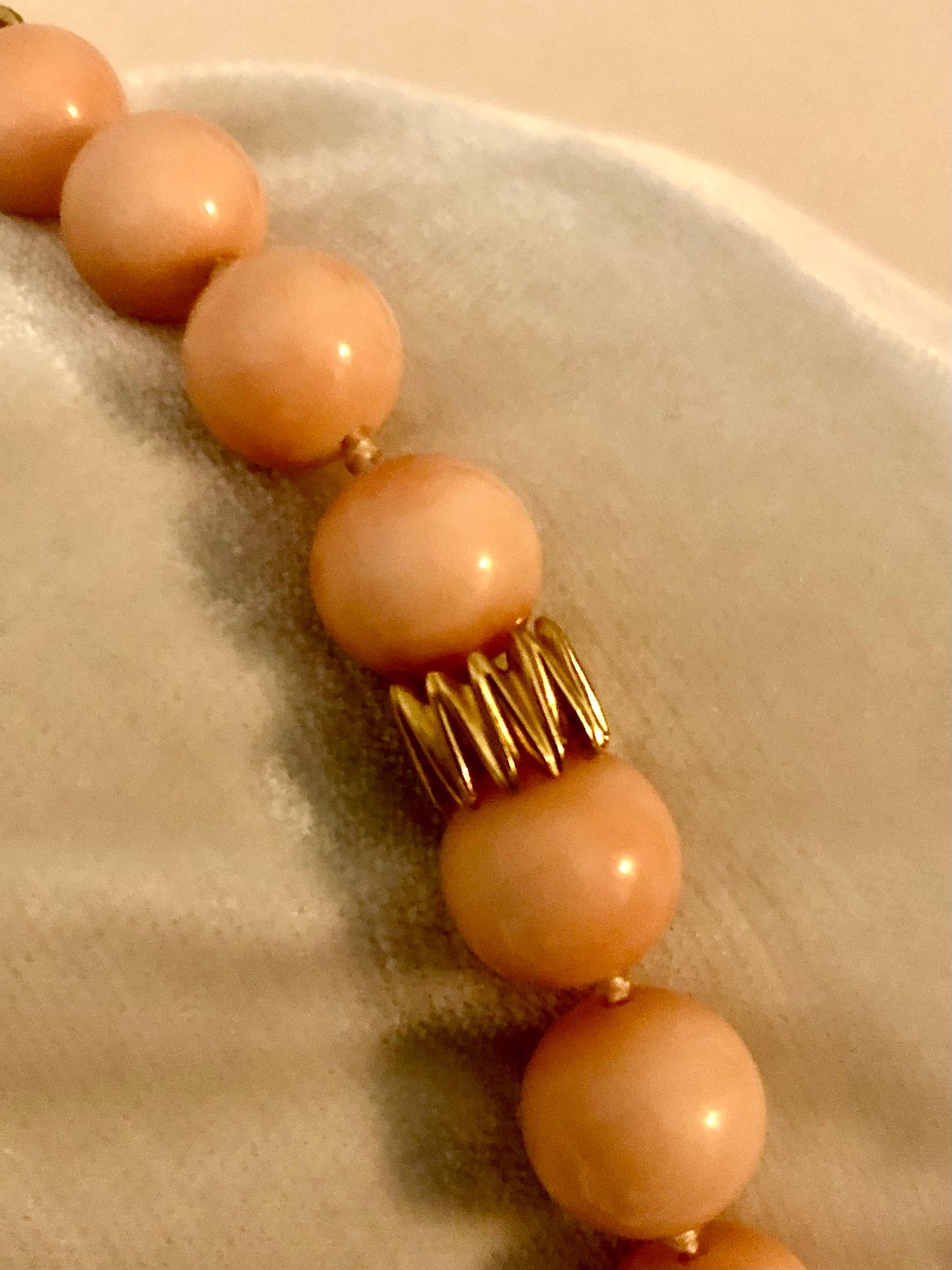 Bellissimo filo di perline di corallo Angelskin con perline d'oro e chiusura personalizzata In condizioni ottime in vendita a New Orleans, LA