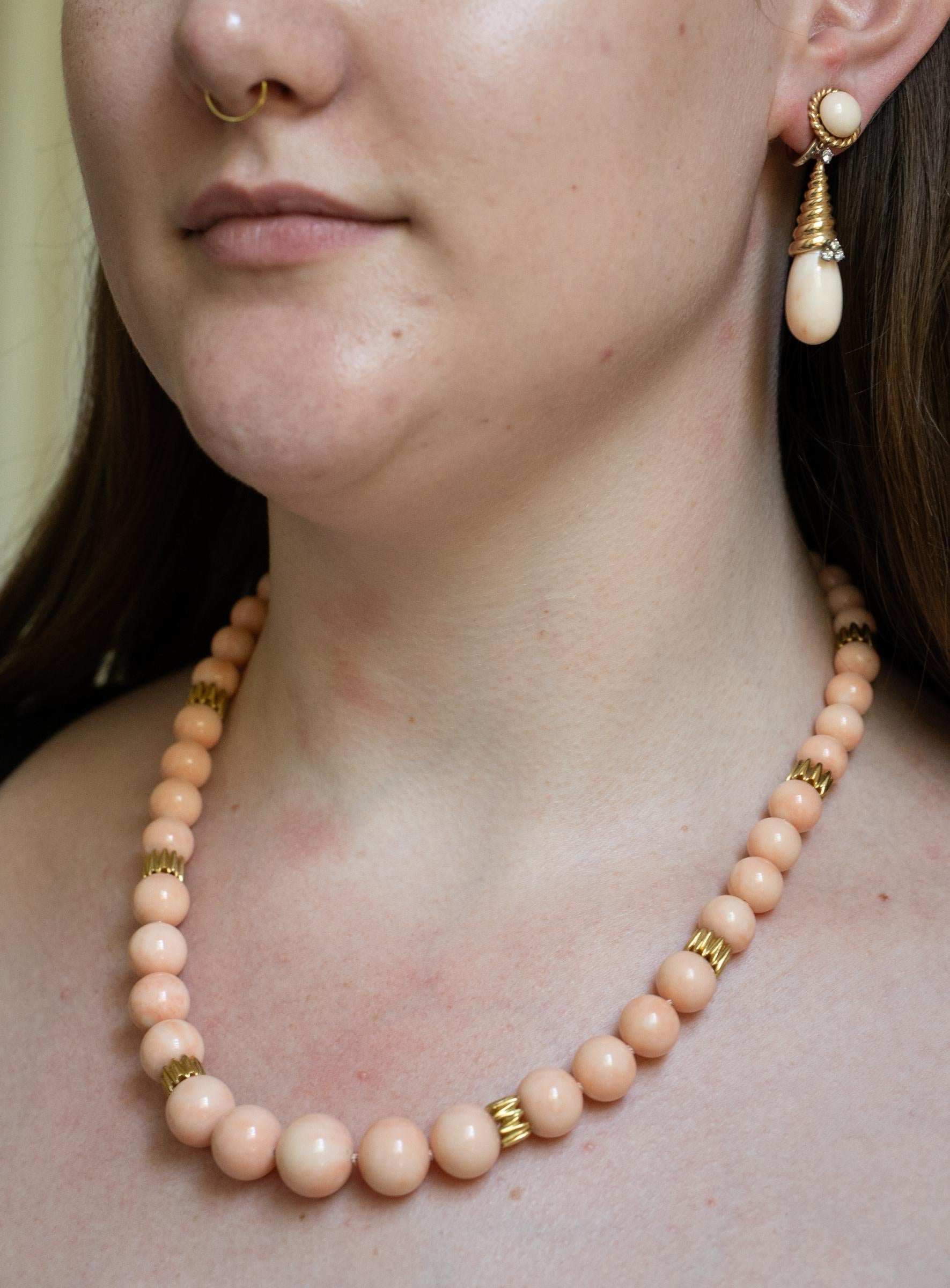Magnifique rang de perles corail en peau d'ange avec rondelles et fermoir en or personnalisés Pour femmes en vente