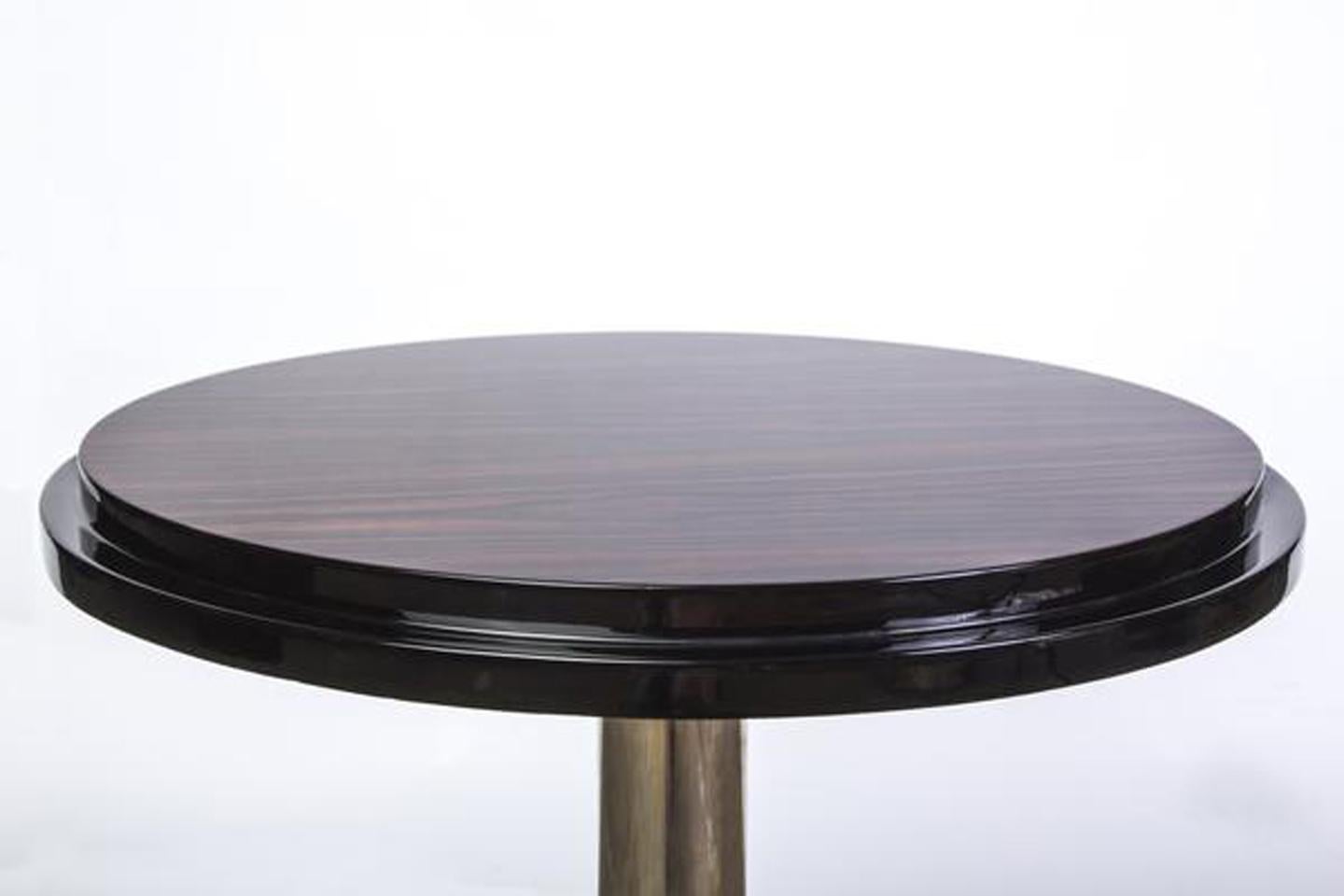 This beautiful streamlined design Art Deco occasional / side table features a Macassar top, nickel plated metal structure and a black lacquered base.

 Made in France, circa 1930.