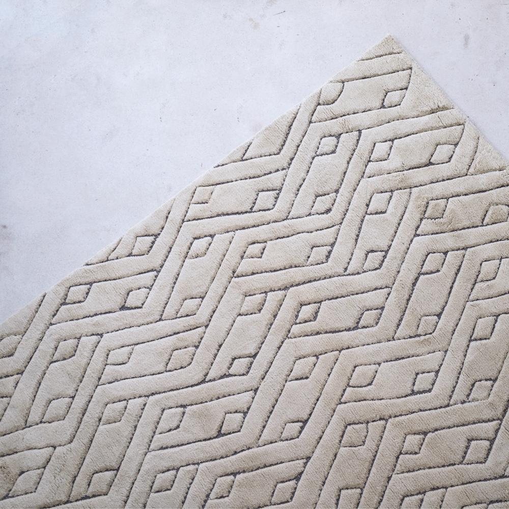 Schöner, auffälliger, geometrischer, anpassbarer Rebel Weave-Teppich in Grau Groß (Art déco) im Angebot