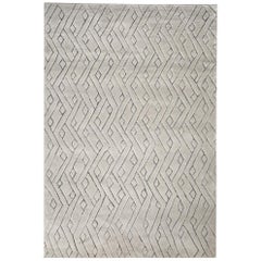 Bellissimo tappeto geometrico a trama ribelle personalizzabile in grigio, di grandi dimensioni.