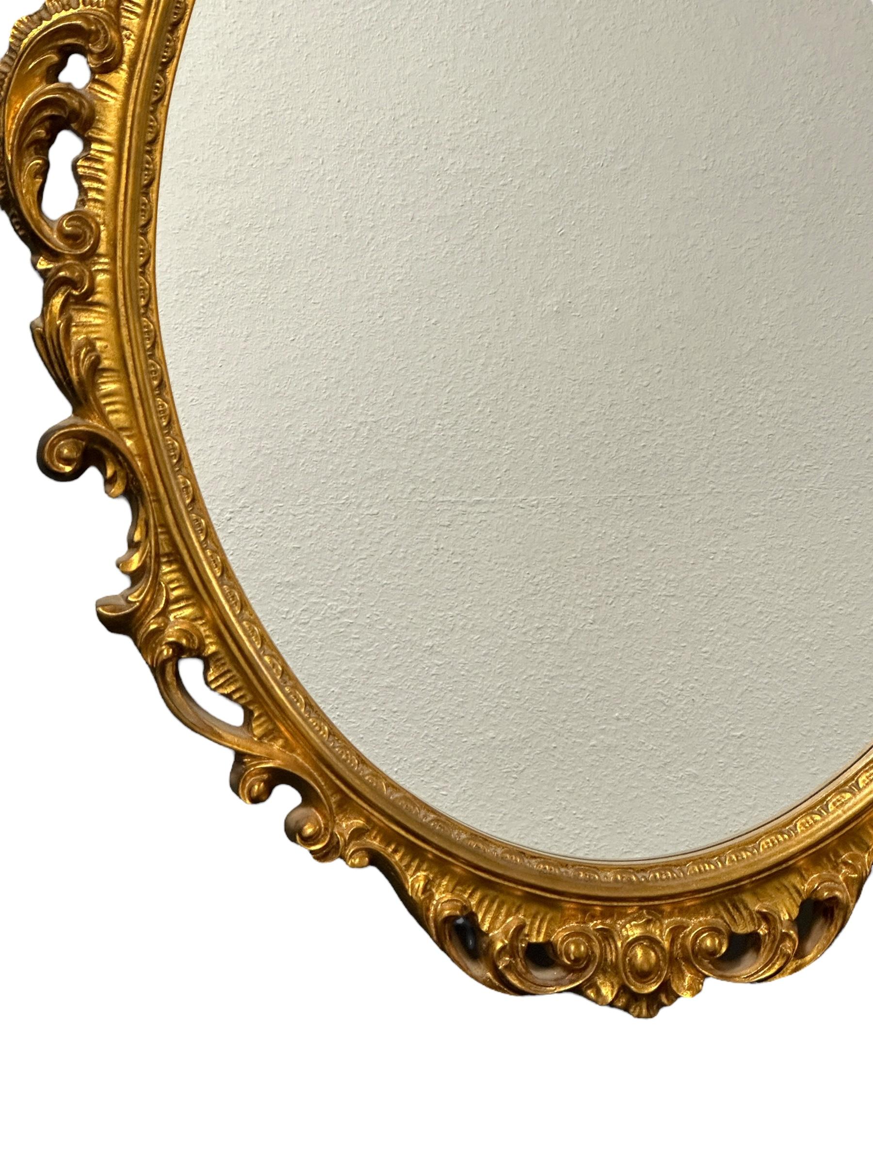 Superbe miroir en faïence. Le cadre doré entoure un miroir en verre. Fabriqué en Italie, vers les années 1950. Magnifique miroir pour toute pièce ou pour votre entrée. Une belle addition à n'importe quelle pièce. Trouvé dans une vente immobilière à