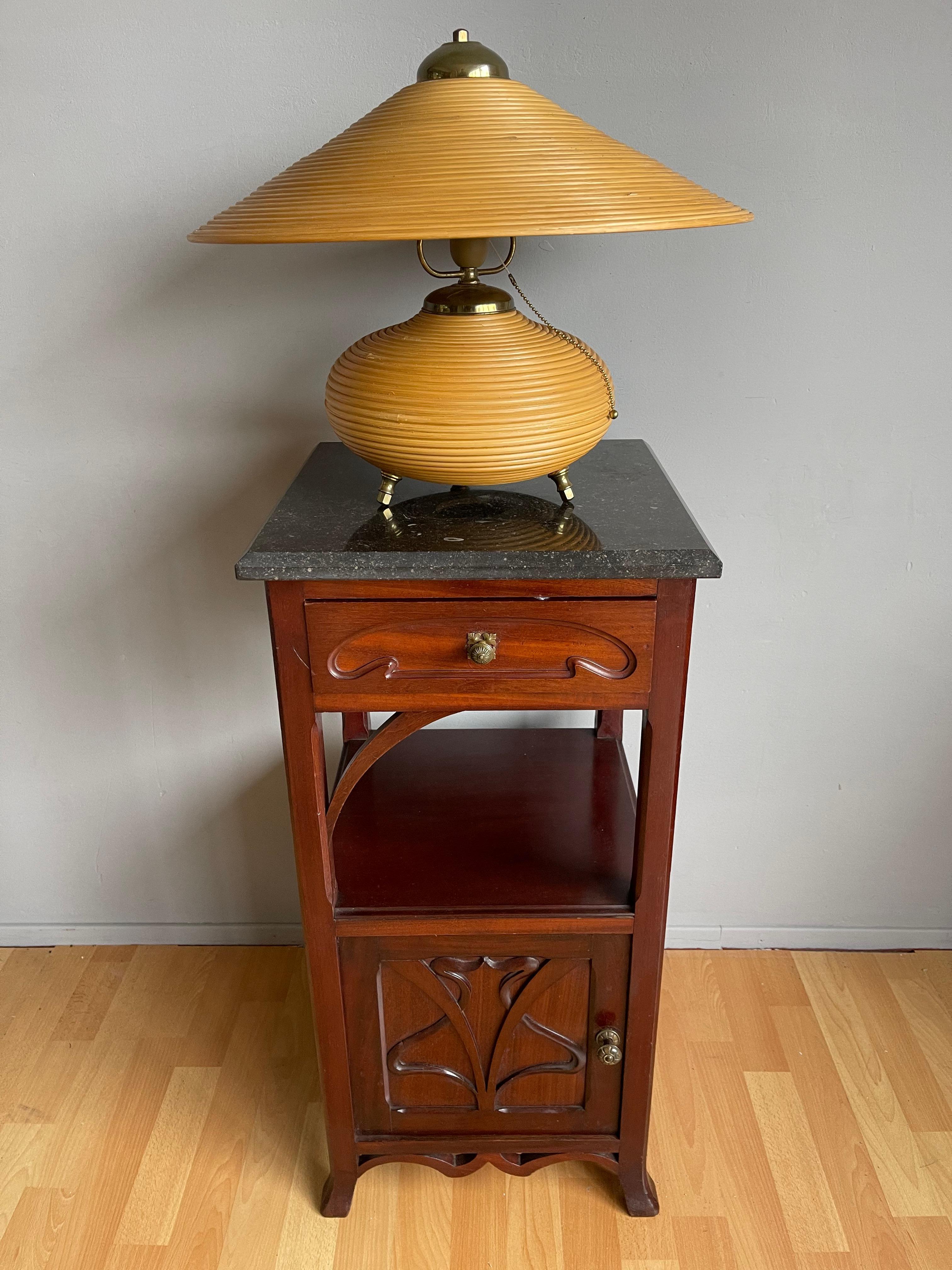 Beautiful & Stylish Hand Crafted Mid-Century Modern Rattan and Brass Table Lamp For Sale 11