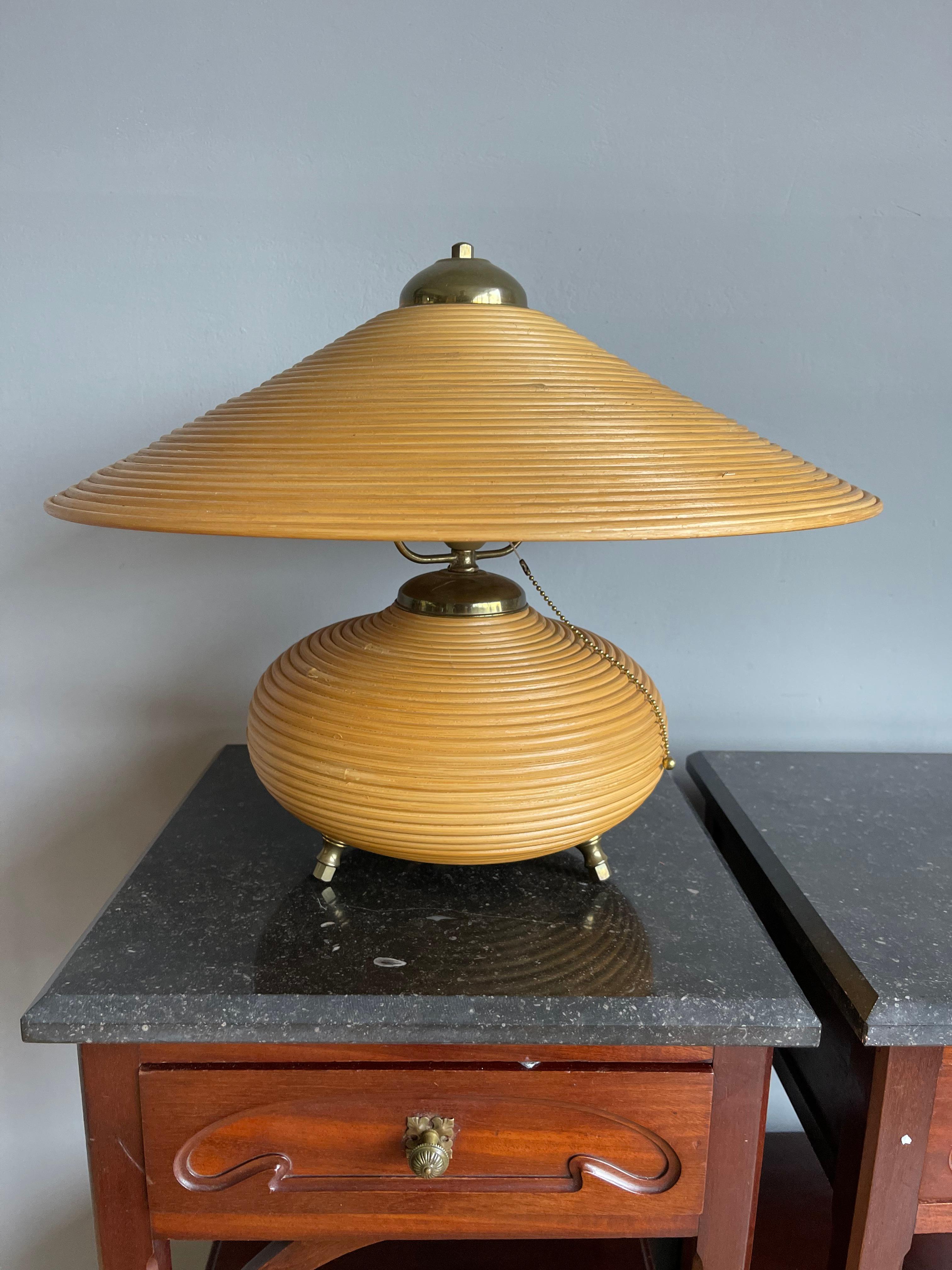 Rare Midcentury design table lamp.

This 1960s table lamp is perfect for bringing light and a good atmosphere to your midcentury interior. This lamp has a beautifully shaped, circular rattan shade with an even more beautiful, rounded and matching