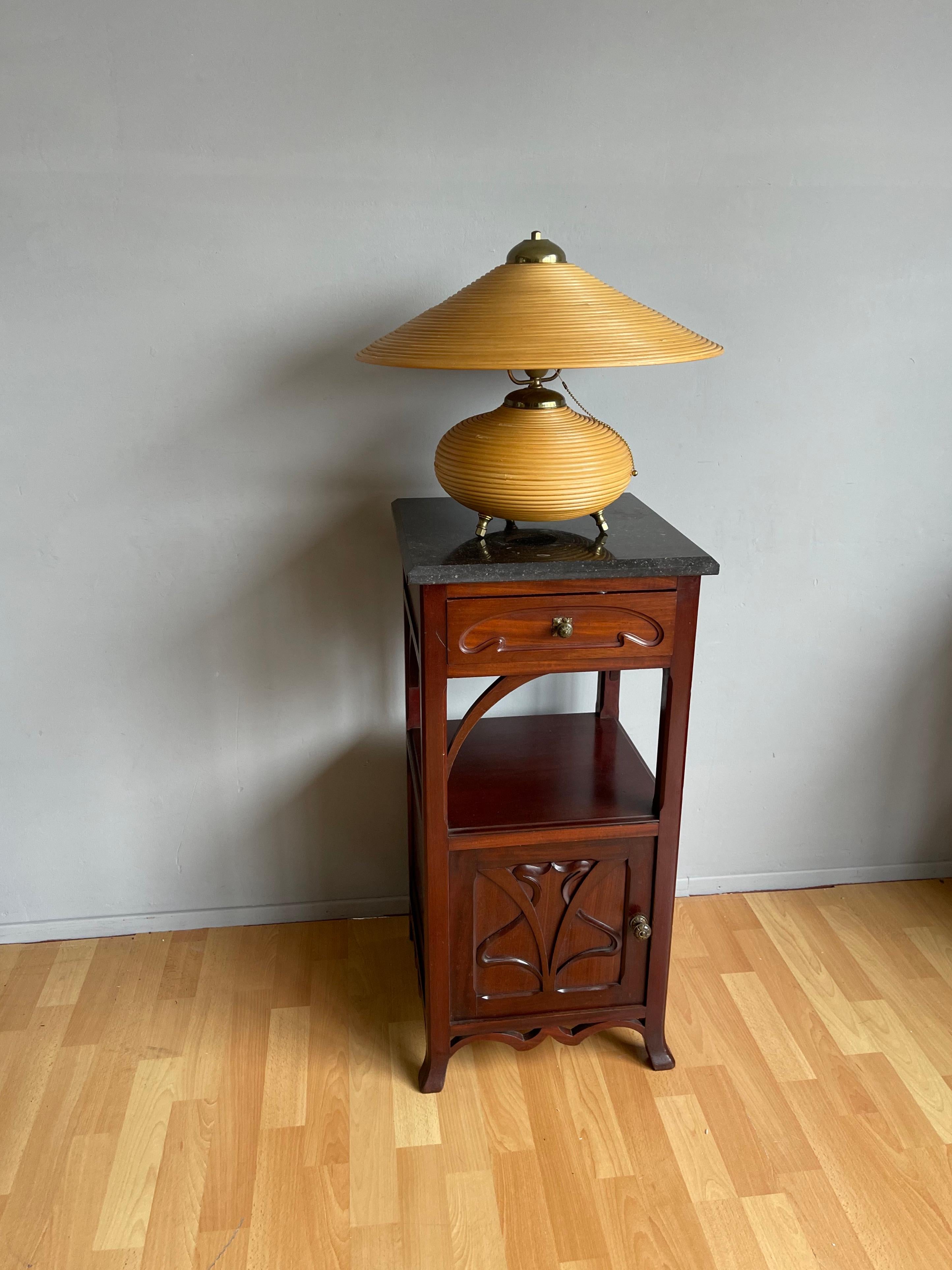 European Beautiful & Stylish Hand Crafted Mid-Century Modern Rattan and Brass Table Lamp For Sale