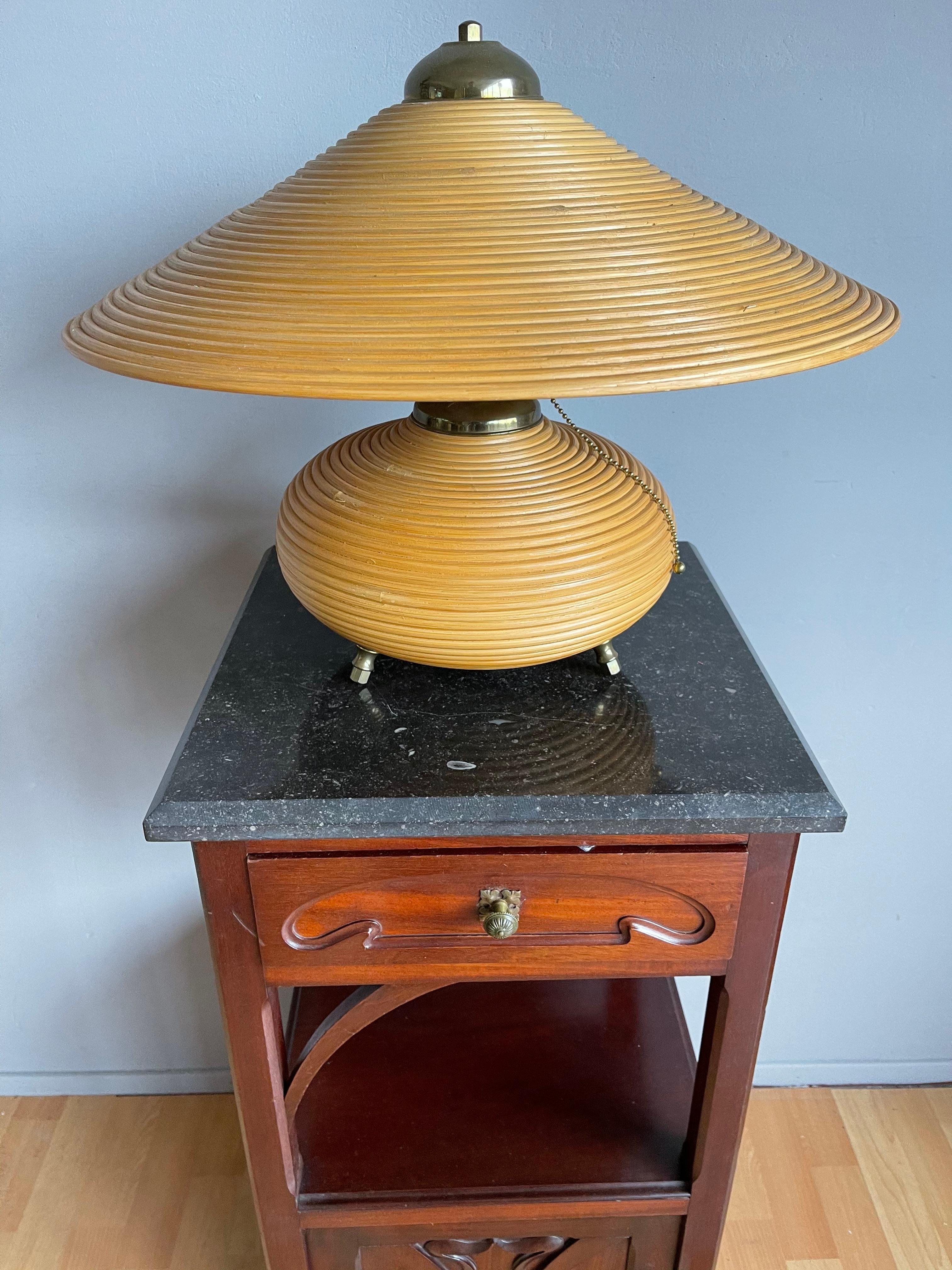 Cast Beautiful & Stylish Hand Crafted Mid-Century Modern Rattan and Brass Table Lamp For Sale