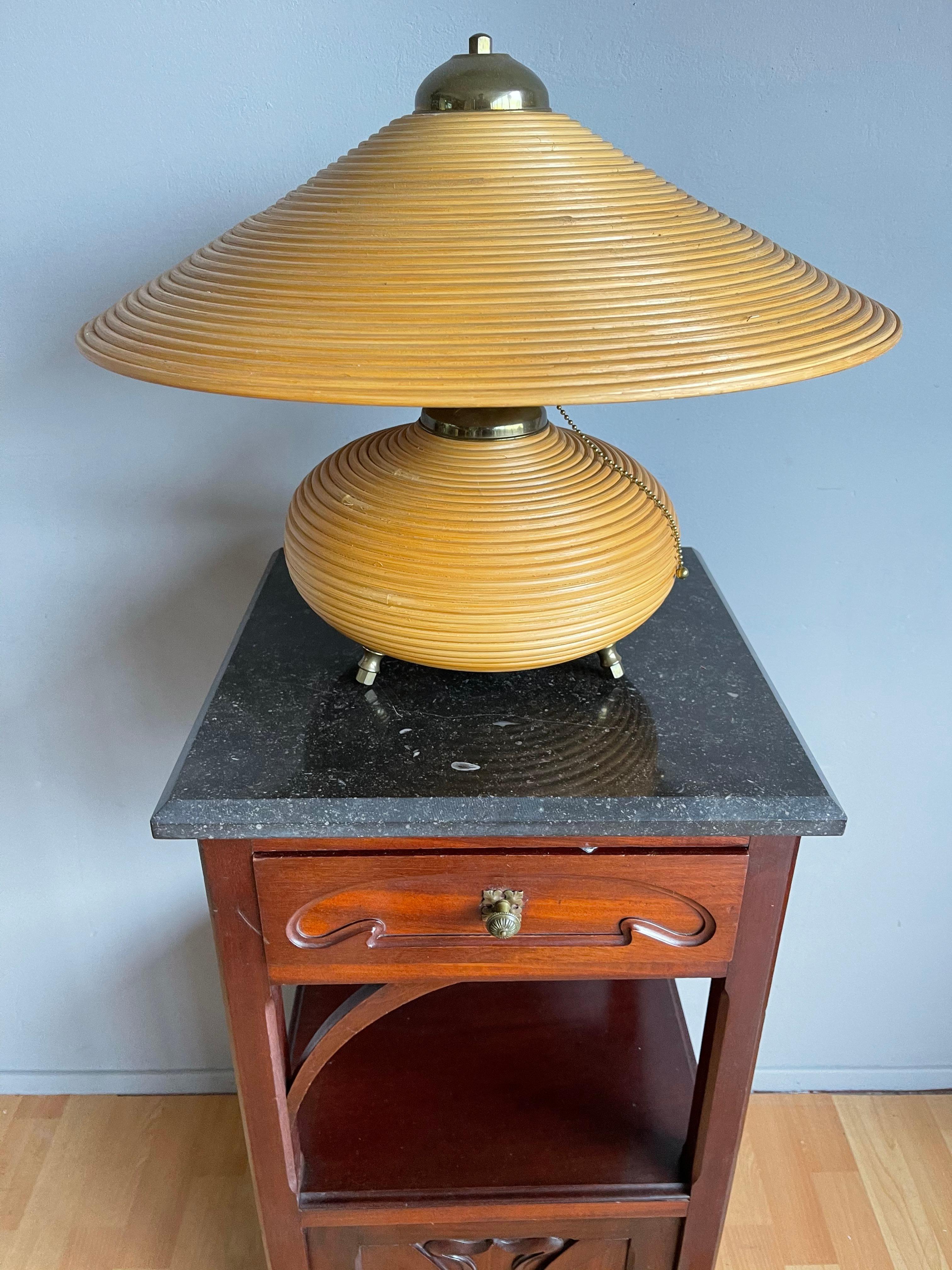 Beautiful & Stylish Hand Crafted Mid-Century Modern Rattan and Brass Table Lamp In Good Condition For Sale In Lisse, NL