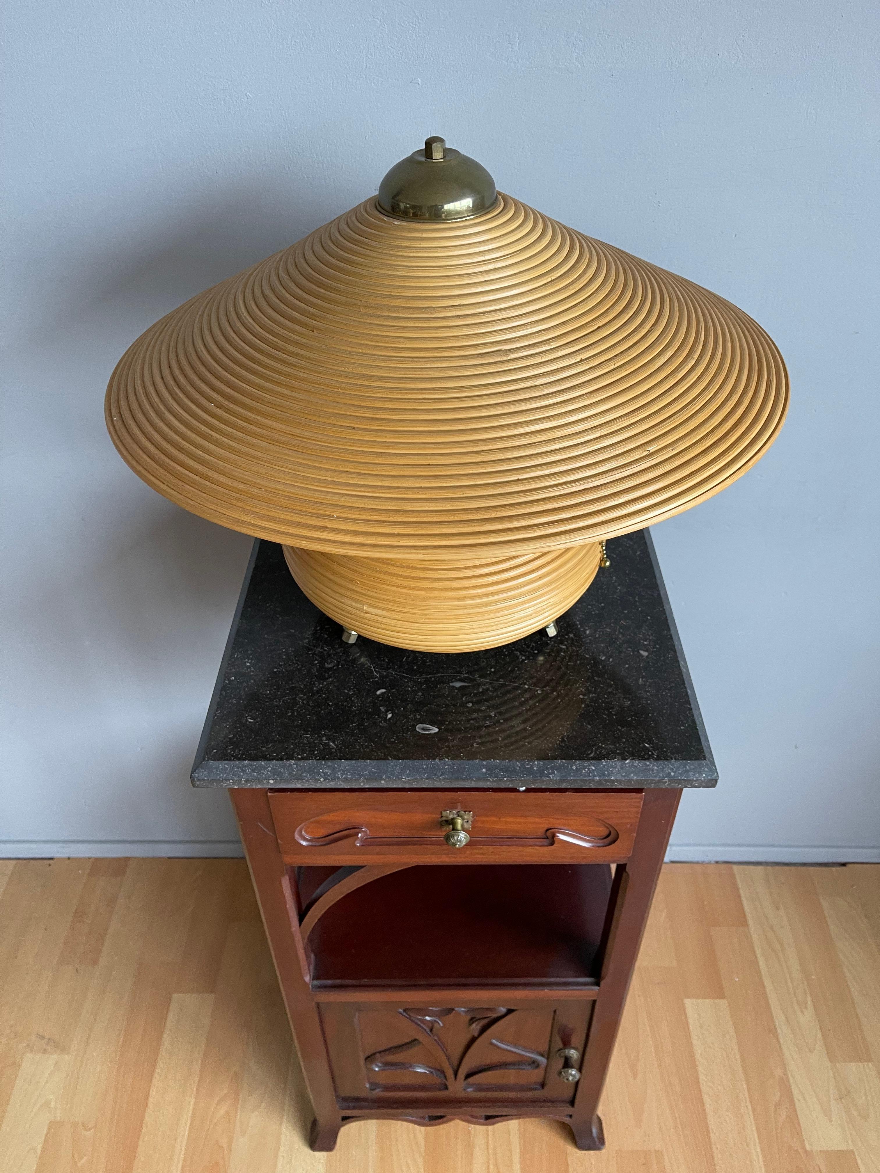 20th Century Beautiful & Stylish Hand Crafted Mid-Century Modern Rattan and Brass Table Lamp For Sale